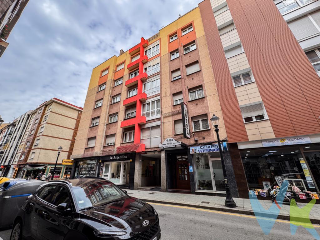 Te presentamos esta magnifico piso en la confluencia entre el Barrio la Arena y la zona Centro, en la esquina de la calle Marqués de Casa Valdés con la calle Playa, a dos minutos de la playa de San Lorenzo, a la altura de la escalera 9. Se trata de una vivienda amplia, con buenos huecos, y prácticamente exterior, salvo una habitacion que nos da a un patio de luces. Al ser una cuarta planta, y estar orientada al Suroeste, nos garantiza poder disfrutar de todas las horas solares del día, por lo que te puedes imaginar que la luminosidad de esta vivienda es el denominador común. Con calefacción y ACS por caldera de gas natural, ventanas de PVC con rotura de puente térmica, parquet de roble en las habitaciones y salón, y cocina totalmente equipada. Y con un extra no menos importante, una pequeña despensa que te liberará de mucho espacio de almacenamiento en toda la casa. Una vivienda donde poder convertir tu sueño de vivir en el centro de Gijon, o incluso hacer de ella tu segunda residencia y disfrutar de poder ir a la playa con la toalla en la mano. Y no te preocupes de nada más, porque el Centro de Salud, Comercios de toda índole, o incluso varios centros educativos, los tienes a un paso, sin tener ninguna  necesidad de coger el coche. No lo dudes más y llámanos, ven a verla rápido, no dejes que nadie se te adelante.En el precio final no están incluidos en Impuesto de Transmisiones patrimoniales, ni los gastos de notaría y registro.