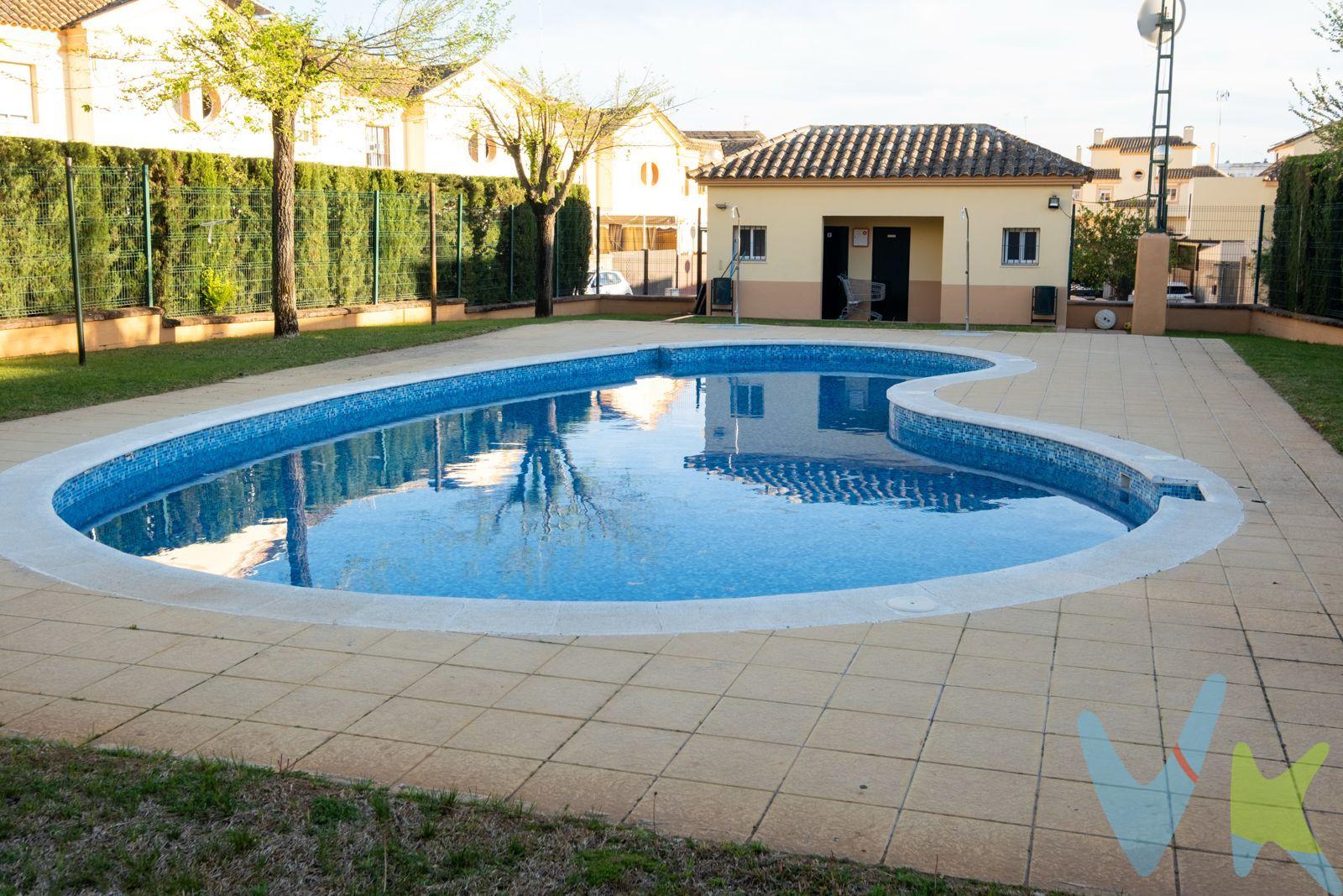 PRECIO DE VENTA : (245.000 + GASTOS)€ . ¿Buscas una casa que se sienta como un hogar desde el primer paso? Este magnífico dúplex con piscina comunitaria, se encuentra en zona residencial y ha sido diseñado para quienes priorizan la calidad de vida sin renunciar a la practicidad de tener todos los servicios a mano. Distribución inteligente para tu día a día. La vivienda se divide en dos ambientes perfectamente diferenciados, optimizando cada metro cuadrado:. Planta Principal (Vida social y relax): Un espacio abierto y fluido donde el salón conecta con la cocina, creando el corazón de la casa. Esta planta cuenta con la joya de la corona: dos patios privados, ideales para disfrutar de desayunos al aire libre, crear un rincón verde o simplemente desconectar al final del día. Incluye también un aseo de cortesía y un práctico trastero. Planta Superior (Descanso y luz): Subiendo las escaleras encontramos la zona de noche, compuesta por 3 amplias habitaciones inundadas de luz natural y un baño completo. Un refugio de tranquilidad para toda la familia. ¿Por qué esta es tu próxima casa?. Ubicación privilegiada: En una zona residencial tranquila pero conectada con todo lo que necesitas. Luz y ventilación: Gracias a su distribución y sus espacios exteriores. Funcionalidad: Espacios de almacenaje y una disposición que facilita el orden. Un hogar acogedor, funcional y con ese \"algo\" especial que lo hace destacar. Ven a verlo y siente el cambio. En cumplimiento de las obligaciones de información previstas en la Ley 10/2025, de 28 de diciembre, de servicios de atención a la clientela y transparencia, así como en la normativa sectorial vigente, se hace constar que el precio indicado no incluye los gastos e impuestos inherentes a la adquisición, los cuales se desglosan a continuación:. •Impuesto sobre Transmisiones Patrimoniales (ITP): Se aplicará el tipo impositivo vigente en la Comunidad Autónoma de Andalucía, generalmente el 7% (17.150€), sin perjuicio de tipos reducidos del 3,5%, 1,2% o 1% aplicables según las circunstancias personales del comprador o las características del inmueble). El impuesto se devenga sobre el Valor de Referencia de Catastro o el precio de venta, aquel que resulte superior. •Gastos de Notaría: Los honorarios notariales se calcularán conforme al arancel oficial regulado en el Anexo I, del Real Decreto 1426/1989, de 17 de noviembre, por el que se aprueba el arancel Notarial. •Gastos de Registro: La inscripción en el Registro de la Propiedad se facturará según el arancel oficial establecido en el ANEXO I, del Real Decreto 1427/1989, de 17 de noviembre, por el que se aprueba el arancel Notarial. •Gastos de Gestión (Gestoría): Los honorarios por la tramitación administrativa, liquidación de impuestos e inscripción registral ascienden aproximadamente a 545 € (IVA incluido). •Honorarios Agencia del Vendedor: incluidos en el PVP. •Honorarios Agencia del comprador: La agencia prestará los servicios de información, asesoramiento y acompañamiento previstos en el Encargo de Servicios y en el D.I.A. Si solicita servicios adicionales o personalizados, sus honorarios serán informados previamente, de forma individualizada y por escrito, conforme a la libertad de pactos y a la normativa vigente. NO VINCULADOS AL PRECIO DE COMPRA. Para una información exhaustiva sobre el funcionamiento, tipos impositivos y bonificaciones del ITP en Andalucía, puede consultar el portal oficial de la Agencia Tributaria de la Junta de Andalucía en el siguiente enlace:. Documento D. I. A. a disposición del consumidor según Decreto 218/2005 Junta de Andalucía. . . 