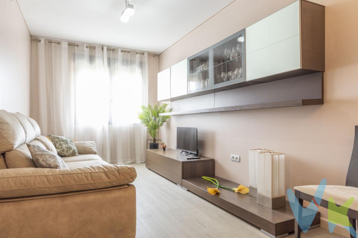 Distribución cómoda y funcionalTe presentamos esta vivienda ubicada en Meliana, ideal tanto para quienes buscan su primera vivienda como para quienes desean una inversión segura en una zona bien comunicada. El piso cuenta con 66 m² construidos muy bien aprovechados, ofreciendo una distribución práctica que maximiza cada espacio.Dispone de dos habitaciones: una habitación principal doble, amplia y luminosa, con baño en suite que aporta comodidad y privacidad, y una segunda habitación individual, perfecta como dormitorio adicional, despacho o espacio polivalente. La vivienda cuenta en total con dos baños completos, un valor añadido poco habitual en este tipo de inmuebles.El salón-comedor es acogedor y funcional, con espacio suficiente para crear una zona de descanso y otra de comedor. La cocina, bien integrada en la distribución, permite un uso cómodo en el día a día.Estado y equipamientoEl inmueble se encuentra en muy buen estado de conservación, listo para entrar a vivir sin necesidad de reformas. Destaca su sistema de aire acondicionado por conductos, que garantiza una climatización eficiente durante todo el año, aportando confort tanto en verano como en invierno.Se sitúa en una tercera planta con ascensor dentro de un edificio construido en 2007, lo que asegura unas calidades relativamente modernas y un buen mantenimiento general de las zonas comunes.Extras que marcan la diferenciaUno de los grandes atractivos de esta propiedad es que incluye plaza de garaje en el mismo edificio, facilitando el aparcamiento diario, así como un trastero, ideal para almacenamiento adicional y mantener la vivienda despejada.Ubicación y entornoMeliana es una población muy valorada en la comarca de lHorta Nord, conocida por su equilibrio entre tranquilidad residencial y cercanía a Valencia capital. Ofrece todos los servicios necesarios para el día a día: supermercados, comercios, centros educativos, instalaciones deportivas y zonas verdes.Además, la vivienda se encuentra muy cerca de la estación de metro, lo que permite una conexión rápida y cómoda con Valencia, convirtiéndola en una excelente opción para quienes trabajan en la ciudad pero prefieren vivir en un entorno más relajado.Su ubicación también facilita el acceso por carretera y la proximidad a otras poblaciones cercanas, lo que incrementa su atractivo tanto para vivir como para invertir.Una oportunidad a tener en cuentaEn conjunto, se trata de una vivienda completa, bien ubicada y con extras que aportan un valor diferencial, como el garaje, el trastero y los dos baños.Si buscas un piso funcional, bien comunicado y listo para entrar a vivir en una población con calidad de vida, esta puede ser una excelente opción.No dejes pasar esta oportunidad. Contáctanos para más información o para agendar una visita y descubrir todo lo que esta vivienda puede ofrecerte.El precio no incluye lo siguiente: Honorarios de la agencia inmobiliaria, impuestos (IVA, ITP) y otros gastos de la Compraventa (notaria, gestoría y registro)