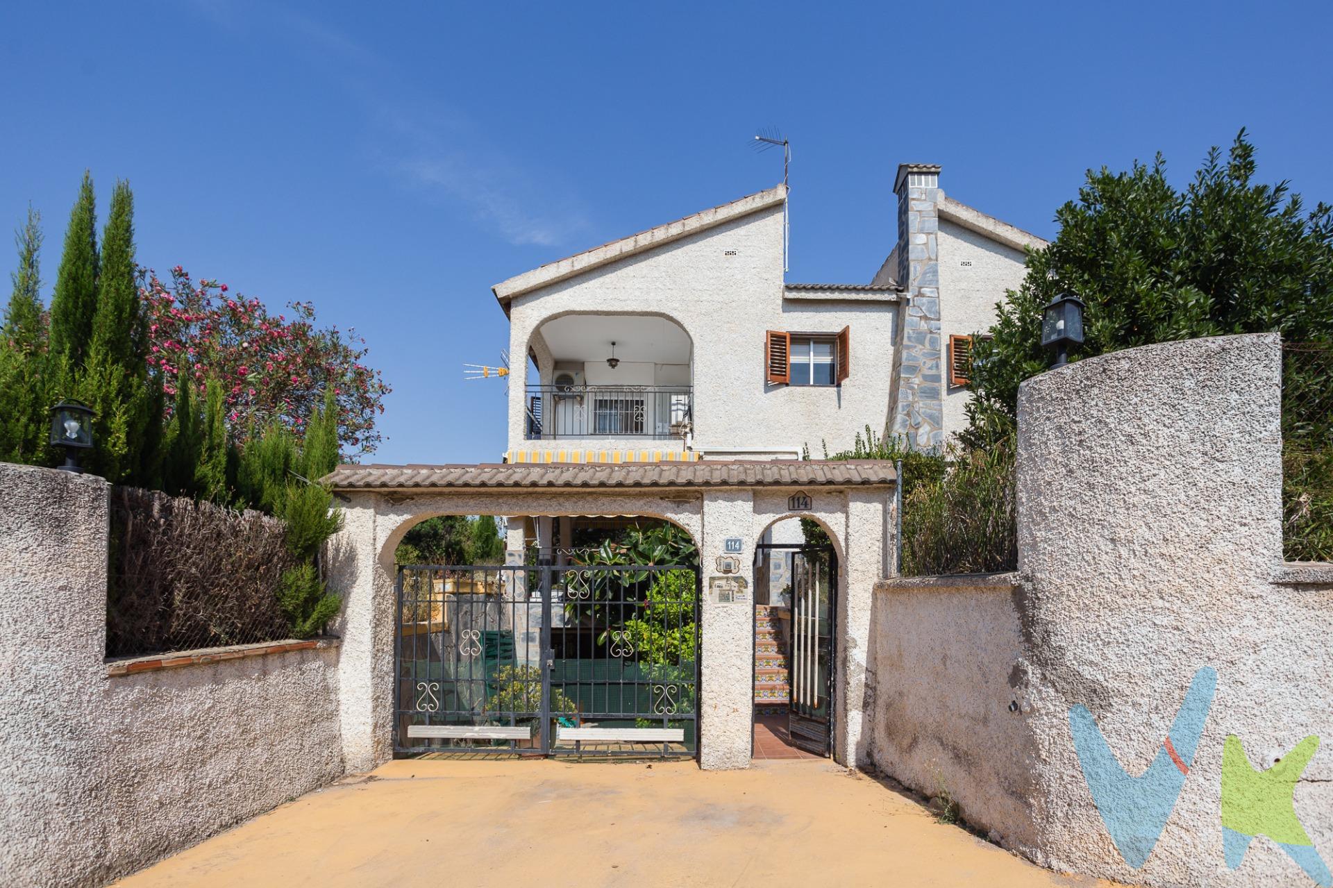 Tu Oasis de tranquilidad a un paso de Valencia. Imagina despertar cada mañana con el sonido de los pájaros, rodeado de naturaleza, pero a solo unos minutos del vibrante corazón de Valencia. Si estás buscando comprar un chalet que combine la serenidad de un entorno apacible con la comodidad de la vida urbana, has llegado al chalet indicado. . Aquí el ritmo de vida es otro, disfruta del aire puro y limpio, por las noches verás mas estrellas que en el paseo de la fama de Hollywood. . Un chalet aquí no es solo una casa, es un estilo de vida. Ahora que ya te encuentras en situación, acompañanos a recorrer el que va a ser tu futuro HOGAR. . Sobre su parcela de algo mas de 500 metros cuadrados, recae un jardín, la piscina y una barboca que hará las delicias de esos familiares y amigos que te visitaran los fines de semana. . La casa cuenta con dos plantas, en la planta de abajo esta el salón comedor, un baño y la cocina. En la segunda planta tenemos una terraza, otro baño y cinco habitaciones, tienes tantas habitaciones, que si casi, casi, te caben hasta Blancanieves y los 7 enanitos. Y en la planta del sótano tenemos una garaje cubierto para un coche, ¿ Que no tienes coche y tu preocupación como desplazarte a Valencia ?. A unos minutos de la ubicación del chalet, hay una parada del metro que te conectar con el centro de Valencia en 35 minutos, vamos que no te da tiempo ni a terminar una siesta, y ya estas en la capital del Turia. Contacta con nosotros y estaremos encantandos de poderte mostrar este chalet. . ¿ Necesitas Financiación ?.  . Nuestro departamento financiero puede gestionar tu préstamo " Hasta un 100% + Gastos ". ¡ Consúltanos !.  . *Nota: En el precio de venta no están incluidos los muebles y enseres de las fotografías, ni el impuesto del ITP del 10%, los gastos de Notaría que ascienden de forma orientativa a 800 €, los honorarios de agencia que son el 3% más iva aplicado al precio de venta y los gastos de financiación, si la hubiese. Este anuncio no es vinculante, puede contener errores, se muestra a titulo informativo y no contractual.Número de Registro de Agentes de Intermediación Inmobiliaria de la Comunidad Valenciana: RAICV-0386.