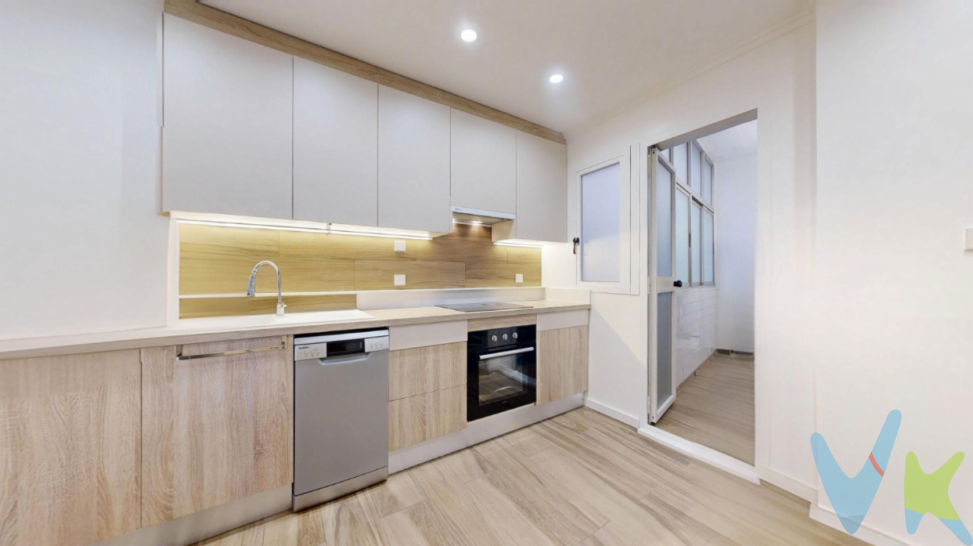 Bonito y amplio piso de 138m² con 4 habitaciones listo para entrar a vivir en el centro de Torrent.   Si quieres vivir en pleno centro histórico de Torrent, ahora es tu oportunidad: Vivienda TOTALMENTE REFORMADA ACTUAL de 138m² construidos en finca de sólo 5 vecinos, tercero SIN ASCENSOR, uno por planta, comunidad de vecinos muy tranquila con una escalera muy muy cómoda.   Cuando compras una vivienda, no sólo compras lo que hay entre sus muros, también compras parte de la finca y, al menos metafóricamente, parte del barrio. Es común anunciar un piso diciendo que está cerca de todos los servicios, pero en este caso nos quedamos cortos, no sólo está cerca de todo lo necesario, sino de todo lo mejor. Aunque el barrio no está en venta, probablemente sea una de las mejores adquisiciones que hagas en tu vida teniendo todos los servicios a tu alcance, parada de metro, colegios, centro de salud, entidades bancarias, ayuntamiento, mercado municipal y pequeños comercios que te facilitarán la vida, centros deportivos y muy bien comunicado con la autovía .  Vivienda muy luminosa, sólo 5 vecinos ( uno por planta) 138m² distribuidos en un luminoso salón comedor, espaciosa cocina con galería, 4  habitaciones, 2 baños con ducha y bañera (uno de ellos en suite, incorporado a la habitación principal), balcón. Dispone de 3 SPLITS A/A, DOMÓTICA, puertas interiores lacadas en blanco, Ventanas aluminio blanco tipo CLIMALIT, instalaciones eléctrica y fontanería cambiadas recientemente...  Los asesores inmobiliarios decimos que hay factores que son clave y que destacan en importancia a la hora de comprarse una nueva casa, pero el primero de esos factores es la ubicación, es obvio que cualquier otro detalle de la casa se puede modificar, actualizar o adaptar al gusto y necesidades de sus propietarios, pero, de momento, la ubicación se caracteriza por su invariabilidad.  Analizando la ubicación de esta casa se puede llegar a la conclusión de que, a veces, parece que sí se puede tener todo.  Si es lo que vas buscando, un piso de buenas calidades, amplio, en el centro de Torrent a un paso de todo, no dudes en ponerte en contacto con nosotros, estaremos encantados en acompañarte en todo el proceso de compra.    Si tienes que vender antes tu vivienda, llámanos y te asesoramos cómo hacerlo para además tener los mínimos gastos posibles y todas las garantías.  Agencia Registrada con el nº00516 en el Registro Obligatorio de Agentes Inmobiliarios de la Comunidad Valenciana    Por mandato expreso del propietario, COMERCIALIZAMOS ESTE INMUEBLE EN EXCLUSIVA, lo que le garantiza el acceso a toda la información, a un servicio de calidad, un trato fácil, sencillo y sin interferencias de terceros. Por este motivo, se ruega NO MOLESTAR AL PROPIETARIO, a los ocupantes de la propiedad o a los vecinos. Muchas gracias por su comprensión.   La oferta está sujeta a cambios de precio o retirada del mercado sin previo aviso. Este anuncio en su conjunto, incluyendo textos, fotos, imágenes o cualquier otro contenido de este, no es vinculante dado que la información es ofrecida por terceros y puede contener errores. Se muestra a título informativo y no contractual.  El precio anunciado NO INCLUYE los impuestos, ni los gastos como, Notario, Registro de la Propiedad, ni los honorarios de la agencia inmobiliaria.  Esta propiedad se pone a la venta con toda la documentación comprobada y en regla, por lo que ofrecemos GARANTIAS a los compradores.