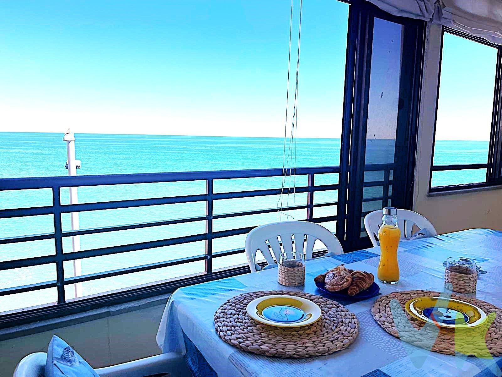 Descubre este atractivo apartamento ubicado en una de las zonas más deseadas de Oropesa del Mar, justo a solo 300 metros de la hermosa Playa de la Concha. El apartamento se encuentra listo para entrar a vivir  y dispone de dos acogedoras habitaciones dobles, un baño completo, cocina totalmente equipada, salón comedor y la joya de la vivienda una estupenda terraza acristalada con unas vistas espectaculares al mar mediterráneo y al acantilado, un espacio ideal para disfrutar en cualquier época del año gracias a su cerramiento. Además, incluye parking privado con una práctica plaza de parking  y  un trastero  en el edificio vecino para mayor comodidad. La propiedad forma parte de una urbanización que ofrece diversas comodidades, entre ellas una piscina comunitaria perfecta para relajarse durante los calurosos días estivales, además está completamente vallado, brindando seguridad adicional. ¡ No lo dejes escapar y ven a visitarlo !. . La Concha, con forma de bahía, te ofrece un mar en calma apto para todos los públicos. Columpios y toboganes; hamacas y sombrillas te esperan. Completamente accesible, la playa de La Concha es también el centro de las actividades lúdicas. Un bello atardecer prolongará tu estancia hasta la hora del aperitivo y un cielo plagado de estrellas espera tu paseo nocturno. Esta maravillosa playa cuenta con los distintivos de Bandera Azul, ISO14001, SICTED (Sistema Integral de Calidad Turística en Destino) y “Q” Qualitur. Los metros útiles son aproximados. Este inmueble es en exclusiva, con lo que le facilitamos cualquier información sobre la vivienda. Por este motivo, solicitamos no molesten al propietario, ocupantes de la propiedad, vecinos o conserje de la comunidad. . Muchas gracias por su comprensión. El precio indicado puede sufrir variaciones. En todos los casos los precios expuestos son más impuestos y gastos derivados de la transmisión del inmueble.