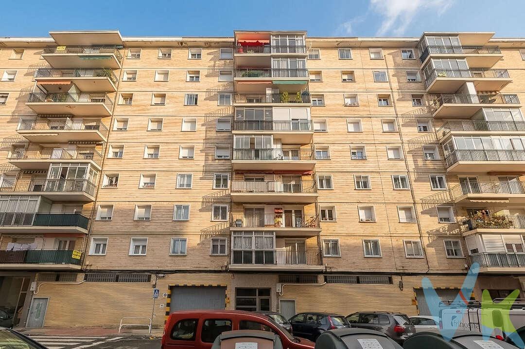 Se vende magnífico piso reformado situado en Calle Dr. Reparaz, ideal para quienes buscan una vivienda cómoda y lista para entrar a vivir.
La vivienda cuenta con tres habitaciones, un baño completo y un aseo, ofreciendo un espacio funcional para familias o para quienes necesitan una habitación extra como despacho o zona de invitados.
El piso dispone de una cocina americana, integrada en el salón, que aporta amplitud y luminosidad al espacio principal de la vivienda. Al ser exterior, recibe abundante luz natural durante el día, creando un ambiente agradable y acogedor.
La propiedad ha sido reformada, por lo que se encuentra en muy buen estado de conservación, con un diseño moderno y práctico.
Existe la posibilidad de adquirir plaza de garaje opcional, no incluida en el precio.
Una excelente oportunidad para vivir en una zona bien ubicada y con todos los servicios cercanos.
No incluido en el precio: gastos (Notaría y Registro de la Propiedad) e impuestos (I.T.P., I.V.A. o A.J.D. en su caso).
Honorarios de la inmobiliaria por cuenta de la parte vendedora. 