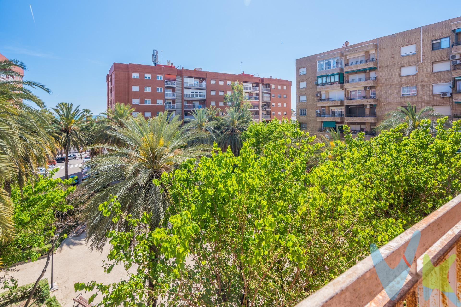  🌊 ¡Vive junto al Mediterráneo! Luminoso piso de 4 dorm. en Av. Malvarrosa. ¿Buscas calidad de vida, luz natural y la brisa del mar a un paso de tu casa?. Este espacioso piso de 102 m², ubicado en una de las zonas más demandadas " La Malvarrosa", es la oportunidad que estabas esperando. ✨ Características Principales. Superficie:102 m² perfectamente distribuidos. Planta:4ª altura en un buen edificio con excelente mantenimiento. Dormitorios: 4 habitaciones (ideales para familias o teletrabajo). Baños: 2 baños completos. Estado: Para entrar a vivir (sin necesidad de reformas costosas) y con muchísimas posibilidades de adecuar a cualquier necesidad.  ☀️ Luz y Vistas. El corazón de la vivienda es su salón-comedor, un espacio inundado de luz natural que conecta directamente con un balcón amplio. Orientación Este: Disfruta del sol de mañana. Vistas: Desde el balcón podrás contemplar vistas a zona ajardinada y una pequeña vista al mar, recordándote cada día lo cerca que estás del paraíso. 📍 Ubicación Inmejorable. Situado en plena Avenida Malvarrosa, tendrás todo lo que necesitas a pie de calle:. La Playa a un paso: A solo 150 metros de la arena de la Playa de la Malvarrosa. Conectividad Total: Paradas de tranvía y autobuses muy próximas, conectándote con el centro de Valencia y las universidades en minutos. Servicios: Rodeado de supermercados, farmacias y buena oferta de restauración y ocio. "Una vivienda luminosa, amplia y lista para convertirse en tu nuevo hogar junto al mar.". No pierdas la oportunidad de visitarlo. ¡Contacta ahora para concertar una visita!. *Existen fotos en el reportaje generadas por IA, para una mejor visualización de posibilidades de actualización de la vivienda. -----------------------------------------------------------------------------------------------------------------------------. Por mandato expreso del propietario, comercializamos este inmueble en exclusiva, lo que le garantiza el acceso a toda la información. Por este motivo, se ruega no molestar al propietario, a los ocupantes de la propiedad o a los vecinos. Muchas gracias por su comprensión. Si usted es agente inmobiliario y tiene un cliente para este inmueble, llámenos: estaremos encantados de colaborar. ---