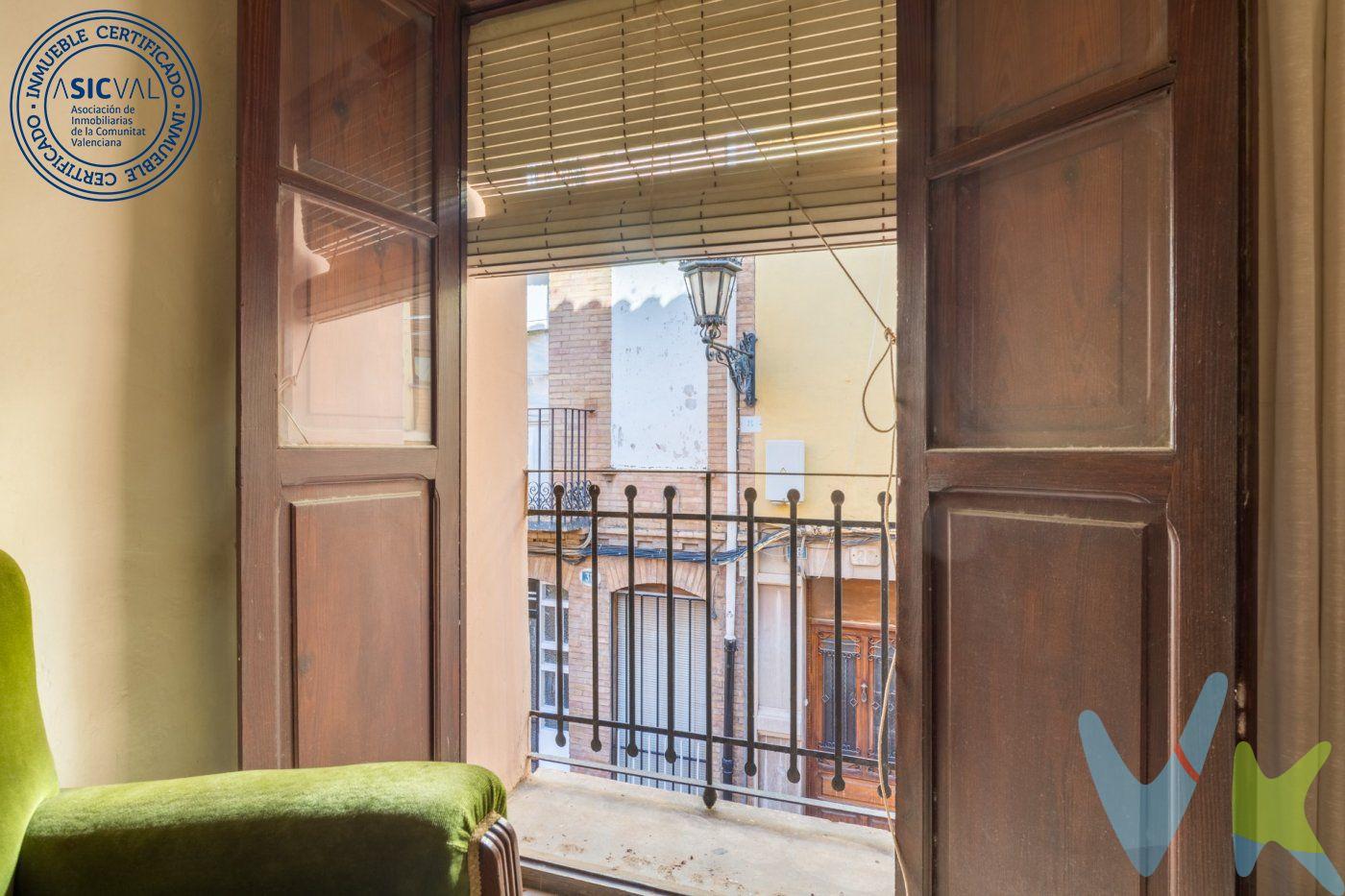 Quieres vivir en el Centro?.  .  En la calle Mealla, presentamos esta fantástica casa en el corazón del Casco Antiguo de la ciudad de Castellón de la Plana.  .  La casa necesita una reforma integral, es orientación Este. En la cocina dispone de una bonita claraboya y patio interior.  .  Justos al lado de la calle Caballeros, podrás hacerte la casa de tus sueños con más 230 metros cuadrados y disfrutar de esta emblemática zona, llena de tiendas artesanas y comercios centenarios.  .  vive en el centro de tu ciudad , pero a la vez, en un ambiente tranquilo y sin ruidos de circulación.  .  No dudes en VISITARLA!!!!