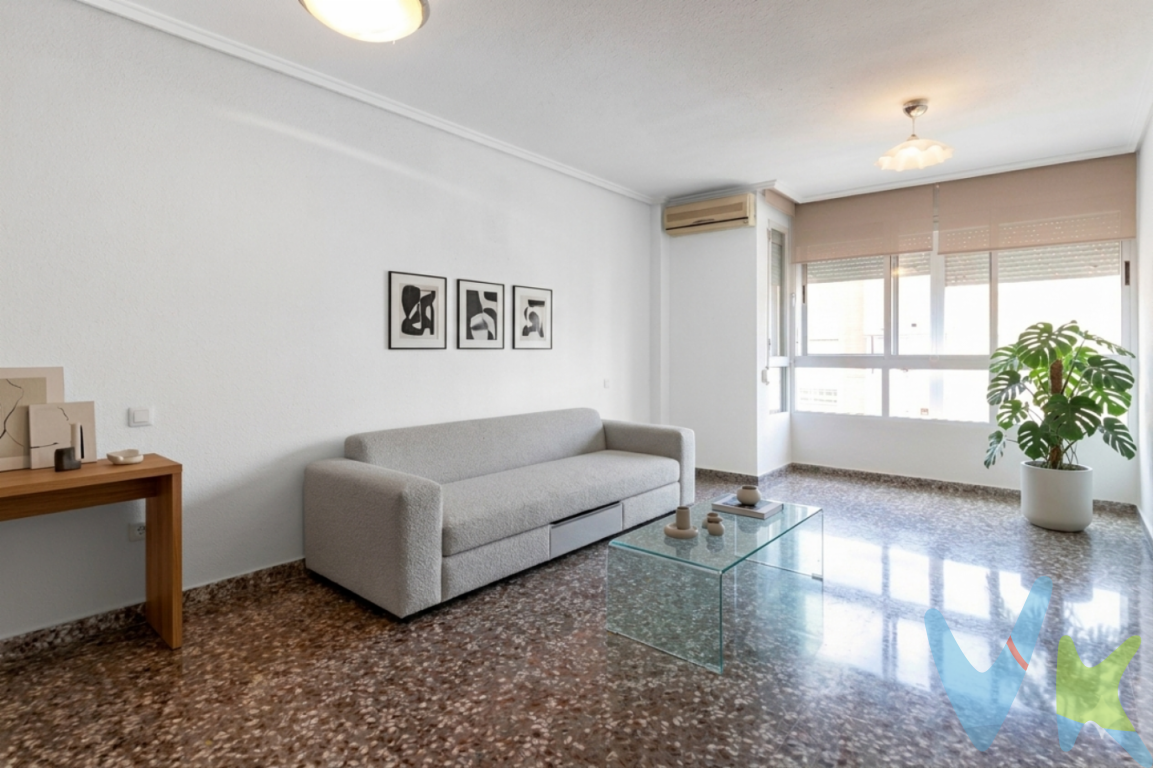 ESTUPENDO PRECIO. Vivienda en un excelente estado, Te presentamos en exclusiva este magnifico piso MUY LUMINOSO y que se encuentra en excelente estado y para entrar a vivir situado en la zona de El Moli de Torrent.No lo dudes, visita esta propiedad, en persona podrás apreciar que esta perfecta para entrar.La vivienda se distribuye en:4 dormitorios.2 baños reformados con ducha y uno in-suiteGran Cocina con capacidad para una mesa grande y sillasGaleríaPlaza de garajeTrasteroEdificio a cota cero, sin escalones para llegar al ascensor y el mismo ascensor baja hasta el garaje.Muy luminosoLa vivienda esta para entrar a vivir, no esperes mas porque pisos así no se encuentran. Cuenta con la parada de metro a solo 2 minutos andando, y tiene muy buen acceso desde las entradas a Torrent.Por mandato expreso del propietario, comercializamos este inmueble EN EXCLUSIVA, lo que le garantiza un servicio de calidad, un trato fácil, sencillo y sin interferencias de terceros. Por este motivo, se ruega no molestar al propietario, a los ocupantes de la propiedad, a los vecinos. Muchas gracias por su comprensiónEl precio publicado NO incluye:- Los gastos de notaría- El impuesto de transmisiones patrimoniales, cuyo tipo general es del 10 % (salvo que el comprador pueda acogerse a bonificaciones existentes).- Los gastos del registro de la propiedad.- Los honorarios de la inmobiliaria que paga la parte comprador, que son de un 3 % mas IVA.Asimismo no incluye ningún otro gasto asociado que no este específicamente que esta incluido. Los datos e información contenida en este anuncio es meramente informativa, por lo que no tiene carácter contractual, pudiendo contener errores, reservándose la inmobiliaria a poder modificarla en cualquier momento. Para saber más sobre el mismo no dude en ponerse en contacto con nosotros. 