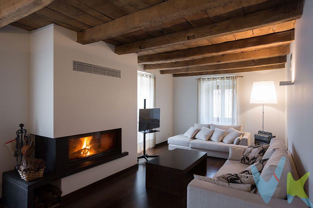 Magnífica casa de 4 plantas situada en el tranquilo y encantador entorno de Oscoz, ideal para quienes buscan amplitud, confort y eficiencia energética.La vivienda dispone de 4 amplias habitaciones y 4 baños completos, perfectamente distribuidos para ofrecer comodidad y privacidad a toda la familia. Destaca por sus excelentes calidades y por incorporar sistemas de última generación que garantizan un alto nivel de confort durante todo el año.Cuenta con suelo radiante en toda la vivienda, alimentado por un moderno sistema de aerotermia, que proporciona una climatización eficiente y sostenible. Además, la casa está equipada con placas solares fotovoltaicas y termosolares, lo que reduce significativamente el consumo energético y los costes de suministros.La distribución en cuatro plantas permite diferenciar claramente las zonas de descanso, vida diaria y espacios auxiliares, ofreciendo múltiples posibilidades de uso según las necesidades del comprador.Una vivienda moderna, eficiente y lista para entrar a vivir, en un entorno natural y tranquilo, a pocos minutos de los principales servicios.Posibilidad de adquirir un terreno urbano de 180 metros a buen precio junto a la casa, al comprar la vivienda. 
 
INFORMACIÓN LEGAL
▪ Información meramente orientativa, sin carácter contractual.
▪ Superficies y características aproximadas, con finalidad descriptiva.
▪ En el precio de venta están incluidos los honorarios de la agencia inmobiliaria, que serán asumidos por la parte vendedora.
▪ El precio indicado no incluye los gastos e impuestos derivados de la compraventa a cargo del comprador (Notaría, Registro de la Propiedad, I.T.P., A.J.D. o I.V.A., según corresponda), ni otros posibles gastos asociados.
▪ El inmueble se transmite sin mobiliario ni otros enseres, salvo que se indique expresamente lo contrario.
 
A modo orientativo en Navarra:
▪ Notaría y Registro: 1%–1,5%.
▪ ITP: tipo general 6% (con posibles bonificaciones).
▪ AJD: aprox. 0,5%–1%.