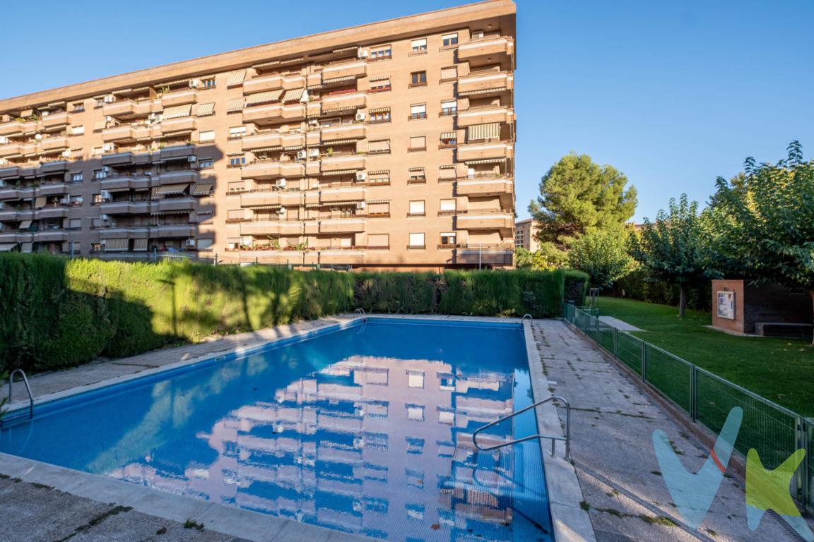 Av. Pablo Gargallo en el barrio de La Almozara en Zaragoza, esta vivienda reformada y de estilo moderno destaca por su excepcional distribución, luminosidad y amplitud en cada estancia. ¿Por qué esta vivienda en La Almozara es perfecta para ti?. Salón con terraza panorámica Lumon: Disfruta durante los 365 días del año de un salón conectado a una acogedora terraza con cerramiento de cristal panorámico sin perfiles. La luz natural invade el espacio manteniendo el máximo confort. - Suite principal con vestidor y baño privado: Tu espacio personal de descanso diseñado al detalle, donde el almacenamiento y la privacidad no volverán a ser un problema. - 3 dormitorios espaciosos y 2 baños completos: Habitaciones cuadradas, aprovechadas al milímetro, idóneas para familias, zona de trabajo en casa o invitados. - Cocina amplia con zona office: Espacio funcional, moderno y perfectamente equipado, con capacidad suficiente para ubicar una mesa de comedor diario. - Plaza de garaje y trastero incluidos: Olvídate del estrés al aparcar y mantén el orden de tu hogar con espacio extra de almacenamiento en el mismo edificio. - Urbanización privada con piscina y zonas deportivas. Vivir en esta urbanización residencial en La Almozara significa ganar en calidad de vida. Los más pequeños y los amantes del deporte disfrutarán de la pista de baloncesto, mientras que la piscina comunitaria se convertirá en la protagonista indiscutible de tus veranos en Zaragoza. A escasos minutos del centro de la ciudad, de las riberas del Ebro y de la estación Delicias, contando con todos los servicios a pie de calle: supermercados, colegios, transporte público y zonas verdes. Una vivienda de diseño moderno, para entrar a vivir directamente y sin necesidad de realizar reformas. Contacta con nosotros hoy mismo para agendar tu visita privada y descubrir de cerca tu próximo hogar en La Almozara. *** Gastos e impuestos no incluidos. A título orientativo, en segundas transmisiones, el comprador abonará: Impuesto sobre Transmisiones Patrimoniales (ITP), tipo general en Aragón al 8% (*). Base de cálculo: mayor valor entre precio de compraventa o valor de referencia catastral. Gastos de Notaría y Registro: Aranceles variables según precio, número de copias y complejidad; cálculo según tarifas normativas. Si se precisa hipoteca: Tasación, condiciones y costes bancarios según entidad elegida por el comprador; así como gastos de gestoría y cualesquiera otros inherentes a la compraventa. No se incluyen otros gastos o tributos que puedan por Ley corresponder al comprador. Operación sujeta a doble mediación. Existen honorarios a cargo del comprador, salvo pacto en contrario, no incluidos en PVP. El consumidor conforme a la normativa vigente podrá solicitar información y documentación adicional relativa al inmueble, sus características, condiciones de la operación y del servicio de mediación en la oficina y/o a través de nuestro teléfono de contacto o mail. La agencia actúa exclusivamente como intermediaria en la compraventa, cuyas condiciones, en todo caso, estarán sujetas a la aceptación expresa del vendedor del inmueble y posterior formalización del contrato. La información suministrada se corresponde con la disponible a la fecha de publicación, pudiendo variar en función de las circunstancias o actualizaciones legales, contractuales y fiscales. Anuncio de carácter meramente informativo. Para una información exhaustiva sobre el funcionamiento, tipos impositivos y bonificaciones del ITP en Aragón, puede consultar el portal oficial de la Agencia Tributaria Autonómica. Tarifas notariales y registrales reguladas en el Anexo I del Real Decreto 1426/1989 y Anexo I del Real Decreto 1427/1989, respectivamente. Anuncio no vinculante, puede contener errores.