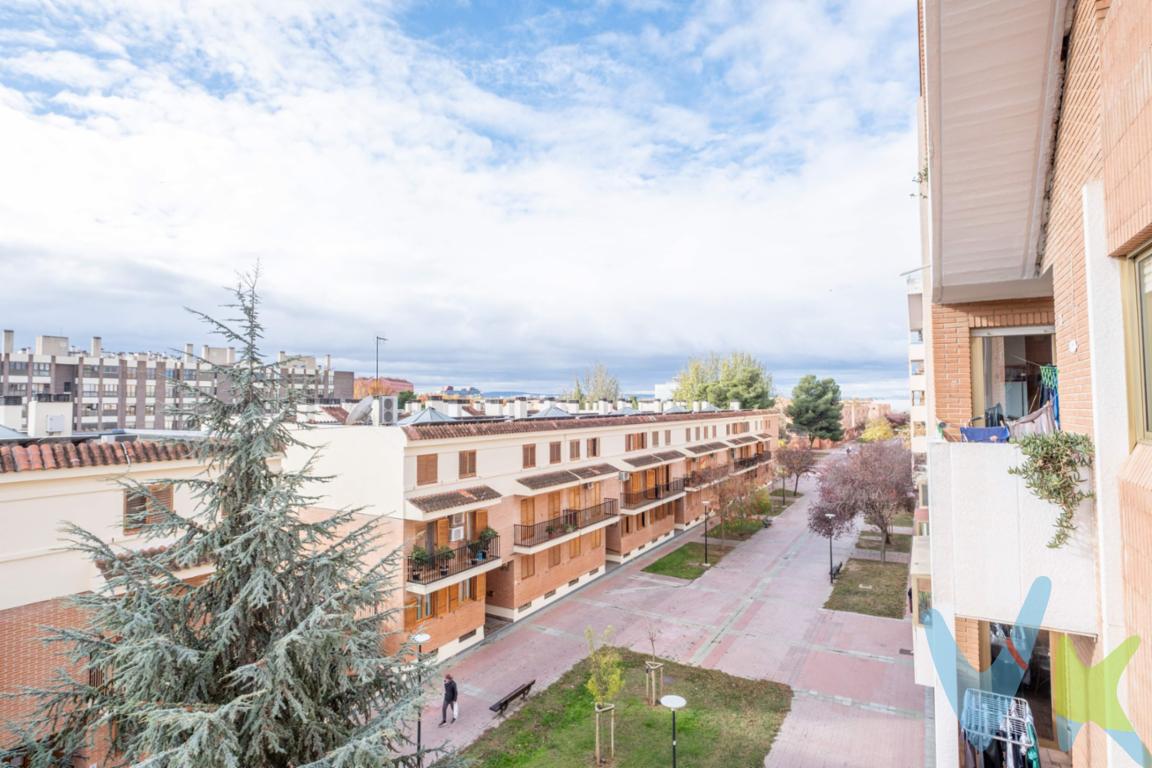 En c/Julio Cortázar 4, Zaragoza – Actur. Te presentamos esta vivienda amplia y luminosa, situada en una tercera planta alzada de un edificio con ascensor, en una de las zonas más cómodas y mejor comunicadas del Actur. Un piso pensado para quienes buscan espacio, luz y calidad de vida, con todos los servicios literalmente a pie de calle. La vivienda destaca por su tipología de 4 dormitorios y 2 baños, una combinación muy escasa en el barrio y perfecta para familias que necesitan independencia, teletrabajo o estancias polivalentes. El salón, amplio y muy luminoso, se abre a una terraza orientada al sur, un espacio ideal para desayunar al sol, desconectar al final del día y disfrutar de vistas totalmente despejadas. La cocina, excepcionalmente amplia, permite cocinar y convivir con comodidad, e incorpora una galería funcional que aporta almacenamiento extra y zona de lavandería. Los dos baños —uno con ducha y otro con bañera— suman practicidad en el día a día, especialmente para hogares con varios miembros. Armarios empotrados, buena luz natural en todas las estancias y una sensación de amplitud constante completan el interior. Además, la vivienda incluye plaza de garaje y trastero en la misma finca, proporcionando la comodidad y seguridad que hacen la vida mucho más fácil, especialmente en una zona con alta demanda de aparcamiento. En cuanto al entorno, la ubicación es un auténtico plus:. Parada del tranvía en la puerta de casa, movilidad total sin necesidad de coche. Carrefour a un minuto, perfecto para compras rápidas o la compra semanal. Zonas verdes y jardines muy próximos, ideales para pasear, desconectar o disfrutar con niños. Barrio con servicios completos, ambiente tranquilo y todos los equipamientos necesarios. Si buscas una vivienda grande, bien orientada, con garaje, trastero y servicios completos a un paso, esta es una de las mejores oportunidades del Actur. _______________________________________________________________________________. ℹ️ El precio de venta no incluye los honorarios de agencia por el servicio de gestión, asesoramiento y formalización del proceso de compra, que serán asumidos por el comprador. La reserva del inmueble solo se producirá tras la aceptación expresa de una propuesta por parte del vendedor. El precio publicado no incluye impuestos ni gastos derivados de la compraventa e inscripción.