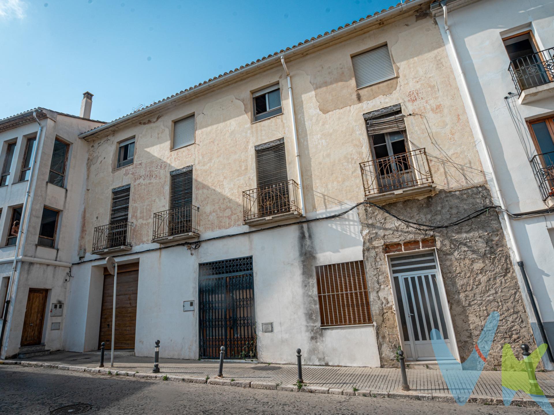 Si lo que buscas es espacio, buena ubicación y un proyecto con futuro, este edificio en pleno corazón de Oliva —justo frente a la plaza Casa de Alonso Rincón— te va a encantar. 📏 Cuenta con 493 m² registrados (aunque en la práctica son más) distribuidos en:.  🏠 Dos viviendas.  🏬 Un local en planta baja.  🚗 Con opción de transformarlo en 3 viviendas y un garaje. La luz natural es protagonista en todas las estancias, y además dispone de dos terrazas grandes (una por planta) ideales para disfrutar del aire libre, comidas familiares o simplemente desconectar al sol. Eso sí: está para reformar, lo que lo convierte en un auténtico lienzo en blanco. Puedes adaptarlo a tus necesidades, invertir para vender o alquilar, o crear el hogar de tus sueños con espacio de sobra. Un edificio con carácter, metros de sobra y una ubicación que lo tiene todo. La descripción del presente inmueble e imágenes tienen mero carácter informativo y en ningún caso carácter contractual, pudiendo ser modificados por la inmobiliaria comercializadora sin que ello implique responsabilidad alguna frente a terceros. En el precio de venta a público, esta propiedad NO incluye los gastos de adquisición (Notario, registro, gestión, honorarios, etc…). 