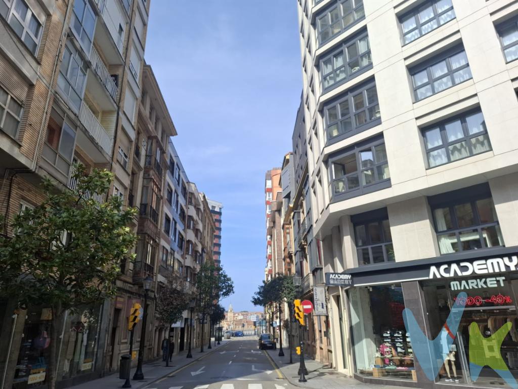 **Oportunidad única en el corazón de Gijón!**Le presentamos este magnífico piso ubicado en el  centro de Gijón,  propiedad de ensueño con todas las comodidades necesarias para disfrutar de la vida urbana al máximo. Esta espaciosa vivienda cuenta con una superficie útil de 130 metros cuadrados, lo que le ofrece un amplio espacio para que su estancia sea lo más cómoda posible. Situado en una ubicación inmejorable, este inmueble le permite vivir en el núcleo de la ciudad sin renunciar a la tranquilidad que ofrece un hogar de estas características.Al ingresar a esta encantadora vivienda, será recibido por una distribución que optimiza cada metro cuadrado, destacando sus cuatro habitaciones que ofrecen el espacio perfecto para el descanso y el almacenamiento. La luz natural  que preside un amplisimo salón-comedor crea un ambiente cálido y acogedor que le hará sentir en casa desde el primer momento. El piso dispone de dos puertas de acceso, la principal da acceso a un amplio distribuidor y otra que accede directamente a la cocina.El piso cuenta con tres baños, uno se encuentra en la habitación principal suite, el otro baño completo da servicio al resto de habitaciones y además cuenta al lado de la cocina con una habitación que dispone de otro más pequeño.  La ubicación de este inmueble es simplemente excepcional. Al estar en el centro de Gijón, usted tendrá a su disposición una amplia variedad de servicios locales, restaurantes, tiendas y bares a corta distancia, permitiéndole disfrutar de la vitalidad de la ciudad sin necesidad de desplazamientos largos. A la hora de hablar de conveniencia, este piso no se queda atrás. Ubicado en la segunda planta del edificio, tiene la ventaja de contar con ascensor, lo que facilita el acceso y añade un plus en cuanto a comodidad, especialmente para aquellos que piensan en su nuevo hogar para el largo plazo.Esta es una opción irresistible tanto para quienes buscan un nuevo hogar como para aquellos que evalúan una inversión en un área de alta demanda. No deje pasar esta oportunidad de vivir en el corazón de Gijón, en un piso espacioso, moderno y excelentemente ubicado. Le invitamos a visitar esta propiedad para experimentar de primera mano la comodidad y el estilo de vida que solo un lugar como este puede ofrecerle.¡No espere más! Visítenos y descubra todo lo que este inmueble tiene para brindarle!.Según la Ley 10/2025, de 28 de diciembre, se informa que los gastos e impuestos que conlleva la adquisición no están incluidos en el precio indicado:El vendedor asume la plusvalía y el resto de gastos son del comprador.Segundas transmisiones, el comprador abona el Impuesto sobre Transmisiones Patrimoniales (ITP). Puede consultar toda la información en el siguiente enlace: https://sede.tributasenasturias.es/sites/sede/default/es_ES/Que-quieres-hacer/Transmisiones-Patrimoniales-y-AJD. La base imponible que se toma para el cálculo será el mayor valor entre precio de compraventa, tasación o valor de referencia catastral.El comprador escoge la notaría. Los gastos de Notaría están regulados en el Anexo I, del Real Decreto 1426/1989, de 17 de noviembre, por el que se aprueba el arancel Notarial y los gastos de Registro según el arancel oficial establecido en el Anexo I, del Real Decreto 1427/1989, de 17 de noviembre, los aranceles varían en función del precio, número de copias y complejidad. Los gastos de Gestoría por la tramitación administrativa de la compraventa, presentación, liquidación de impuestos y la inscripción en el Registro de la Propiedad, serán de la parte compradora, en caso de que decida encargar dichos trámites a un profesional, su importe varía en función del profesional o entidad designada para su realización. Si el comprador necesita préstamo hipotecario, la tasación, condiciones y costes bancarios según entidad elegida por el comprador; así como los gastos de gestoría y cualesquiera otros inherentes a la formalización de la compraventa serán de su cuenta, salvo pacto expreso en contrario con el vendedor..Honorarios de intermediación inmobiliaria a cargo del vendedor.Conforme a la normativa vigente, el consumidor tiene derecho a disponer de información, documentación y condiciones de la compraventa relativa al inmueble, en la sede física de Los Arcos 98, SL en Avenida de la Costa, nº 53  bajo en Gijón, o a través de nuestro correo electrónico, inmobiliaria@grupolosarcos.es. La agencia actúa exclusivamente como intermediaria en la operación, las condiciones de la compraventa están sujetas a la aceptación expresa del vendedor y a la posterior formalización del correspondiente contrato. El presente anuncio es meramente informativo y la información facilitada corresponde a la disponible en la fecha de publicación, pudiendo variar en función de circunstancias legales, contractuales o fiscales.
