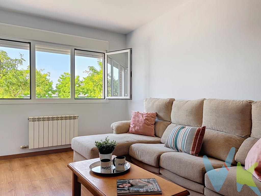 ¡Atención a esta magnífica oportunidad de adquirir un piso exclusivo en Tudela! Situado en la zona del instituto, este inmueble es la opción perfecta para aquellos que buscan un hogar con todas las comodidades. Con un total de 86 metros construidos y 72 metros útiles y una gran terraza, este piso ofrece un espacio ideal para vivir en un ambiente acogedor y moderno.La distribución incluye tres habitaciones, lo que hace del piso una excelente elección para familias o para aquellos que necesiten un despacho o habitación adicional. Todas las estancias son muy luminosas, asegurando un ambiente cálido y agradable para el día a día. El diseño moderno del edificio, construido en 2007, garantiza una distribución práctica y funcional que se adapta a las necesidades de vida actuales.El salón es el corazón del hogar, donde podrá disfrutar de momentos inolvidables con amigos y familiares. Desde la cocina y dormitorios se accede a la encantadora terraza. Esta extensión al aire libre es un verdadero lujo, un lugar donde relajarse, tomar el sol o disfrutar de una agradable comida al aire libre. La terraza añade un valor incalculable al inmueble, haciendo de este piso un lugar todavía más deseable.Este piso no solo ofrece un amplio espacio interno, sino que también cuenta con un garaje, lo que es una verdadera ventaja en zonas urbanas. Nunca más se preocupará por el aparcamiento, ya que tendrá la tranquilidad de disponer de una plaza privada y segura para su vehículo. Además, el inmueble incluye un trastero, concebido para cubrir todas sus necesidades de almacenamiento, brindándole la posibilidad de mantener su hogar siempre ordenado y libre de trastos.La ubicación es otro de los puntos fuertes de este piso. Zona Instituto en Tudela es una zona muy solicitada, conocida por su ambiente familiar y vecindario tranquilo. A pocos pasos encontrará todos los servicios esenciales: colegios, supermercados y zonas de ocio, lo que hará que la vida diaria sea cómoda y sin complicaciones.Este piso representa una inversión segura en una de las áreas con más encanto de Tudela. La combinación de su ubicación, características y precio competitivo convierte a este inmueble en una oferta única que no debería dejar pasar.No pierda la oportunidad de visitar este excelente piso que tiene todo lo que puede desear. Concierte una visita y venga a conocer personalmente cada rincón de su posible futuro hogar. Déjese sorprender por las posibilidades que brinda esta propiedad y empiece una nueva etapa de su vida en un lugar donde confort y calidad se unen de manera perfecta. Contáctenos para más detalles y no deje pasar esta oportunidad irrepetible. Permita que este piso hable por sí mismo y convénzase de que esta puede ser su próximo hogar. 