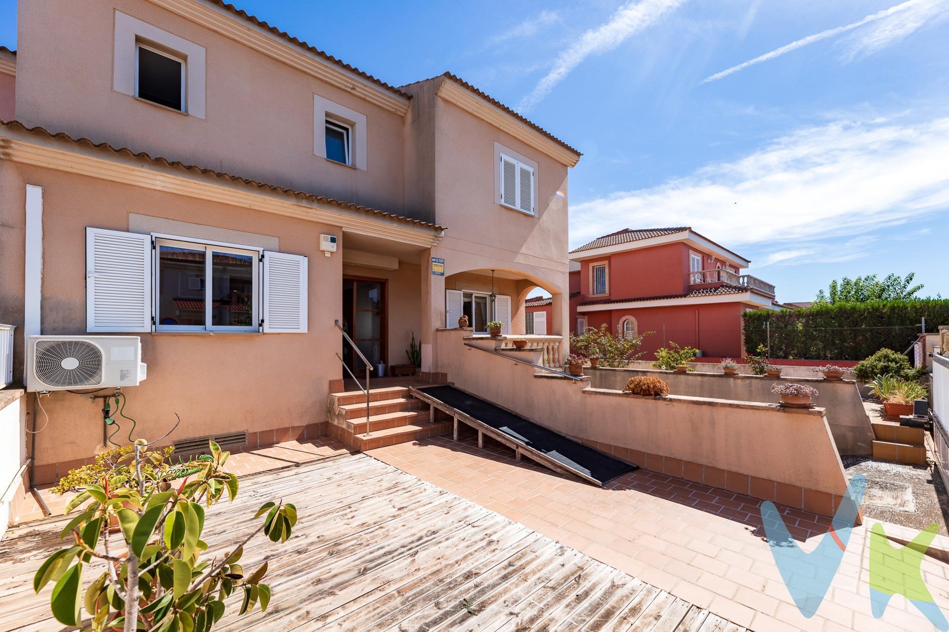 Se vende magnífico chalet pareado en Marratxí, una vivienda muy luminosa y lista para entrar a vivir. En la planta baja, la propiedad dispone de una cocina independiente, un práctico baño con ducha, una habitación doble y un acogedor salón-comedor que conecta directamente con la terraza trasera, ideal para disfrutar al aire libre. En la planta superior encontramos tres habitaciones dobles adicionales, otro baño y  destacando el dormitorio principal que cuenta con su propia terraza privada y un baño en suite equipado con bañera. La vivienda se completa con una planta subterránea de gran capacidad que incluye un amplio garaje con espacio para dos vehículos, trastero y una bodega. Gracias a su excelente distribución, sus amplios espacios y su ubicación en una zona tranquila y muy demandada, esta propiedad representa una oportunidad perfecta para familias que buscan confort, funcionalidad y espacio en un entorno privilegiado. La propiedad dispone de bomba frio/calor en todas las estancias de la casa, incluida la cocina, calefacción con caldera de gasoil por radiadores en todas las estancias y baños de la vivienda, armarios empotrados, ventanas de climalit y persianas de aluminio. . *El precio de venta (699.000€) incluye los honorarios de agencia, asumidos por la propiedad. No incluye los impuestos ni los gastos de compraventa a cargo del comprador: ITP (Impuesto de Transmisiones Patrimoniales) con un tipo efectivo aproximado entre el 8% y el 10%, así como gastos notariales y registrales (en torno al 1%–1,5%). Importes orientativos sujetos a la normativa vigente y a las circunstancias particulares del comprador. 