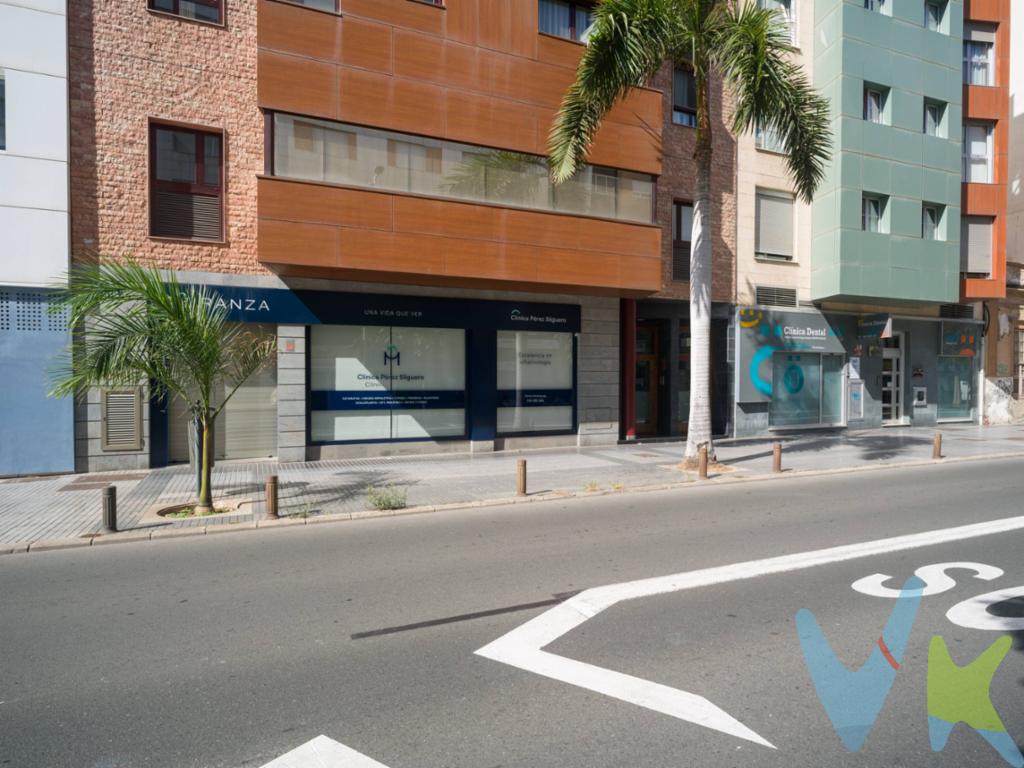 En venta estupendo dúplex en el corazón de Las Palmas de Gran Canaria, junto a Triana. Si buscas comodidad, ubicación privilegiada y una vivienda moderna, ¡este es tu hogar!.  Situado en una calle tranquila con acceso por Las Venegas, a escasos pasos del Parque San Telmo, la Avenida Marítima y la zona comercial de Triana, el epicentro de la vida urbana en Las Palmas. Rodeado de servicios, centros médicos, restaurantes y comercios, donde no necesitarás ni coche para tu día a día.  Características del dúplex:. 3 habitaciones (una en planta baja, dos en planta alta). Salón acogedor con cocina de concepto abierto. 2 baños completos (uno en suite en el dormitorio principal). Zona de lavado independiente. Espacio bajo cubierta tipo buhardilla, ideal como despacho, sala de juegos o rincón de lectura, con luz natural y ventilación. Aire acondicionado en las principales estancias. Plaza de garaje incluida en el precio. Edificio de construcción relativamente reciente.  Todo esto en una ubicación inmejorable, combinando tranquilidad y cercanía a la zona más dinámica de la ciudad. No dejes pasar la oportunidad de vivir en un hogar único en pleno centro de Las Palmas. ¡Ven a visitarlo y enamórate!