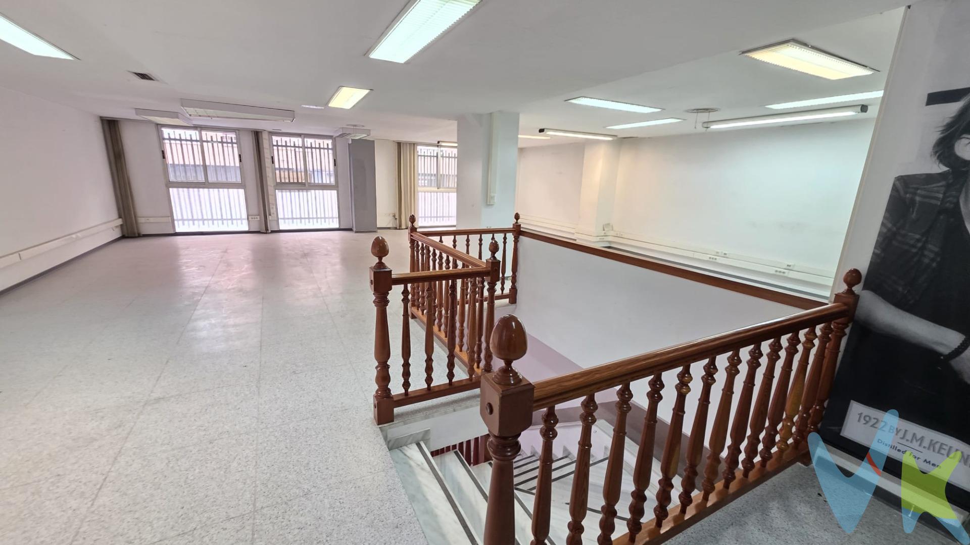   En la calle Carcajente, en Castellón de la Plana, os presentamos este estupendo local comercial, con una fachada de 5 metros y una distribución dúplex, ofrece un espacio versátil para emprender tus nuevos sueños.   El local se distribuye en dos plantas, en la planta baja de unos 65 metros diafana, con escalera desde el interior para acceder a la parte de arriba, con un baño, y una fachada de más de 5 metros, puerta automática. La parte superior tambien es diafana de unos 140 metros con grandes ventanales que dan a la calle y otro baño en la parte superior.   Cabe la posibilidad de convertirlo en una o varias viviendas, ( Siempre que se adacte el proyecto a las normativas que exija El departamento de Urbanismo del Ayuntamiento de Castellón de la Plana).   Pidenos una vista y ven a ver este local con un montón de posibilidades. 