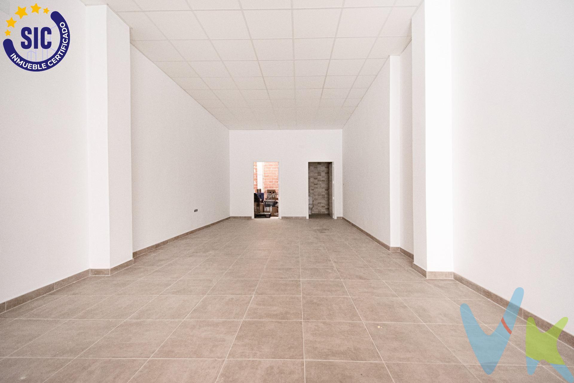 ¿Buscas un espacio con potencial para tu negocio?. Este local comercial es un auténtico diamante en bruto. Con una distribución pensada para aprovechar cada rincón, se adapta perfectamente a una amplia variedad de actividades comerciales. La planta baja de 177 m² está actualmente dividida en dos estancias, una de ellas ya reformada y lista para ser utilizada y la otra, en su estado original, para pulir a tu gusto. La posibilidad de eliminar el tabique y convertir todo el espacio en un gran ambiente diáfano ofrece una flexibilidad total para adecuarlo a tus necesidades comerciales. Además, cuenta con un aseo reformado que suma funcionalidad a la planta. ¿Te imaginas lo que podrías lograr aquí? Este local te da la libertad de crear, innovar y dar empleo. Desde montar una tienda de moda o un restaurante hasta un gimnasio, un coworking o cualquier otro tipo de negocio que se te ocurra. Las posibilidades son tan amplias como tu visión, y el espacio está preparado para adaptarse a ellas. Aquí podrás hacer crecer tu marca y dar un salto hacia el éxito. ¿Necesitas más espacio?. El sótano de 199 m² es un espacio amplio y versátil, ideal para adaptarse a diversas necesidades. Aunque no cuenta con ventilación directa, su generosa superficie permite múltiples opciones, desde almacén hasta zona de trabajo. Ubicado en la zona más demandada, a un paso de la Avenida al Vedat, disfrutarás de un entorno rodeado de comercios, bares y una gran afluencia de personas, lo que garantiza una visibilidad máxima para tu negocio. Este local es perfecto tanto para quien busque expandir su negocio como para quien quiera empezar un proyecto ambicioso en un punto clave de la ciudad. No dejes pasar esta oportunidad de tener tu propio espacio en una de las zonas con más tráfico y vida. ¡Ven a verlo y descubre todo lo que este local puede ofrecerte! . Mobiliario, vehículos y otros elementos decorativos y personales de la propiedad no incluidos. Impuestos, gastos de compraventa, intermediación y financiación no incluidos.