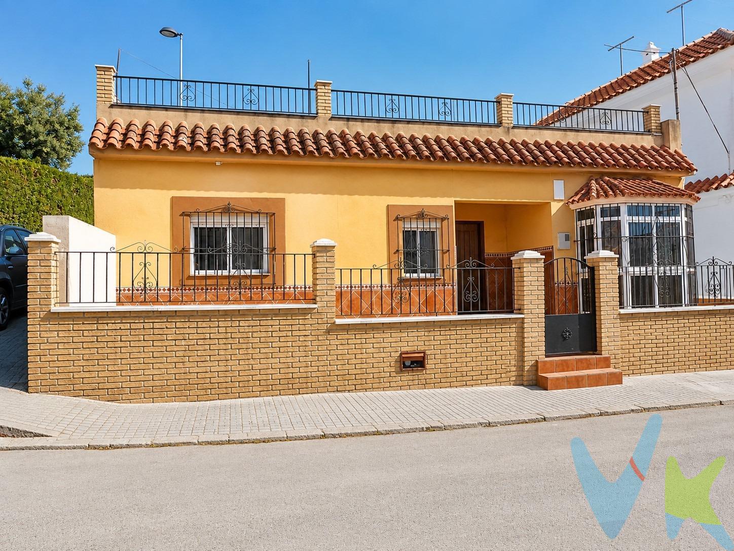 Estupenda casa independiente en planta baja, junto a la barriada San Diego. Tiene 100 m2 construidos sobre una parcela de 130 m2, tiene una terraza exterior, recibidor, amplio salón, tres dormitorios, un baño, una cocina con salida a un patio de unos 15 m2, que tiene una escalera para acceder a la azotea, donde se encuentra una trastero amplio. Es muy luminosa y necesita algo de reforma. Precio: 195.000.-€. En cumplimiento de las obligaciones de información previstas en la Ley 10/2025, de 28 de diciembre, de servicios de atención a la clientela y transparencia, así como en la normativa sectorial vigente, el precio indicado no incluye los gastos e impuestos inherentes a la adquisición, los cuales se desglosan estimados o con posibilidad de calcularlos a continuación: . •	Impuesto de Transmisiones Patrimoniales (ITP): Se aplicará el tipo impositivo vigente en Andalucía (generalmente el 7%, sin perjuicio de tipos reducidos del 6%. 3,5%, etc, aplicables según las circunstancias personales del comprador o las características del inmueble. Para el cálculo del impuesto la base imponible se obtendrá utilizando el mayor valor entre el precio de compra, la tasación, y el valor de referencia catastral. Puede consultar su situación personal en el portal oficial de la Agencia Tributaria de la Junta de Andalucía. •	Gastos de Notaría: La minuta se calculará según al arancel notarial oficial, Anexo I, del Real Decreto 1426/1989, de 17 de noviembre. •	Gastos de Registro de la Propiedad: La inscripción se facturará según el arancel oficial, ANEXO I, del Real Decreto 1427/1989, de 17 de noviembre. •	Gastos de Gestión: Los honorarios por la tramitación administrativa, liquidación de impuestos e inscripción registral ascienden de forma estimativa a 363 € aprox. IVA incluido, aunque depende de cada caso, y su dificultad. •	En caso de adquirir el inmueble, los honorarios a abonar a la Agencia Inmobiliaria son del 3% más el 21% de IVA, sobre el precio publicitado.	. •	La agencia Inmobiliaria efectúa una labor de intermediación, y las condiciones finales de la compraventa quedan sujetas a la aceptación expresa de la parte vendedora y a la posterior formalización del contrato. •	En caso de necesitar financiación para la operación, la obtención de la misma es ajena a la agencia inmobiliaria, y las condiciones y costes de la operación de financiación deberán ser solicitados a la entidad bancaria. •	El consumidor dispone de información y documentación adicional relativa al inmueble, que podrán ser solicitadas a la Agencia Inmobiliaria.