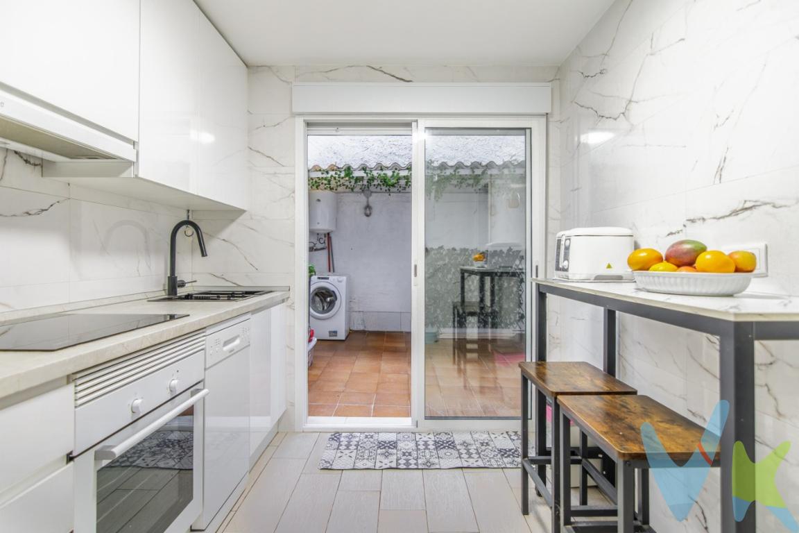 Piso en venta con patio privado zona Llano Alto Gijón.Si buscas comodidad, modernidad y un espacio exterior propio en la ciudad, ¡este piso es para ti! Presentamos esta fantástica vivienda lista para entrar a vivir, donde destaca su magnífico diseño actual y una distribución pensada para el día a día.El piso consta de una distribución excelente y estancias completamente renovadas que se organizan de la siguiente manera:Cocina de diseño moderno, completamente reformada en tonos blancos y revestimientos efecto mármol. Acceso directo al patio. Un magnífico patio privado de uso exclusivo, ideal como zona de desahogo y lavandería, con espacio techado perfecto para disfrutar al aire libre con total privacidad.Un acogedor salón-comedor que destaca por su calidez, estufa de pellets que garantiza un confort térmico económico en todo el hogar.Baño totalmente reformado, con un elegante frente texturizado en la zona de ducha, plato de ducha con mampara de cristal, espejo con iluminación LED y estanterías de obra empotradas.Dos dormitorios amplios y bien aprovechados, incluyendo una luminosa habitación juvenil equipada con mobiliario a medida, armarios puente elevados y camas nido con cajoneras para maximizar el almacenamiento.Está ubicado en una zona excelente, rodeada de comercios, colegios y transporte público. ¡Lista para entrar a vivir!No dejes escapar la oportunidad de adquirir este piso con su coqueto patio privado, por su estado y características, es una propiedad muy atractiva en el mercado actual.Contacta con nosotros hoy mismo para solicitar más información o agendar tu visita.El precio de venta no incluye los gastos e impuestos derivados de la operación. Corresponden al comprador el pago del Impuesto sobre Transmisiones Patrimoniales (ITP), calculado sobre el valor más alto entre el precio de venta y el valor de referencia catastral, así como los honorarios de notaría y registro según aranceles oficiales, teniendo el comprador libertad para elegir notario. Para consultar los porcentajes del ITP en Asturias puede hacerlo a través de la web oficial de servicios tributarios del Principado de Asturias https://sede.tributasenasturias.es/sites/sede/default/es_ES/Que-quieres-hacer/Transmisiones-Patrimoniales-y-AJD. Asimismo, el comprador asumirá los gastos de tasación y costes bancarios si precisa hipoteca. Por su parte, el vendedor asumirá el pago de la plusvalía municipal y los honorarios de intermediación. Este anuncio es meramente informativo y los interesados tienen derecho a solicitar la documentación adicional del inmueble conforme a la normativa vigente.
