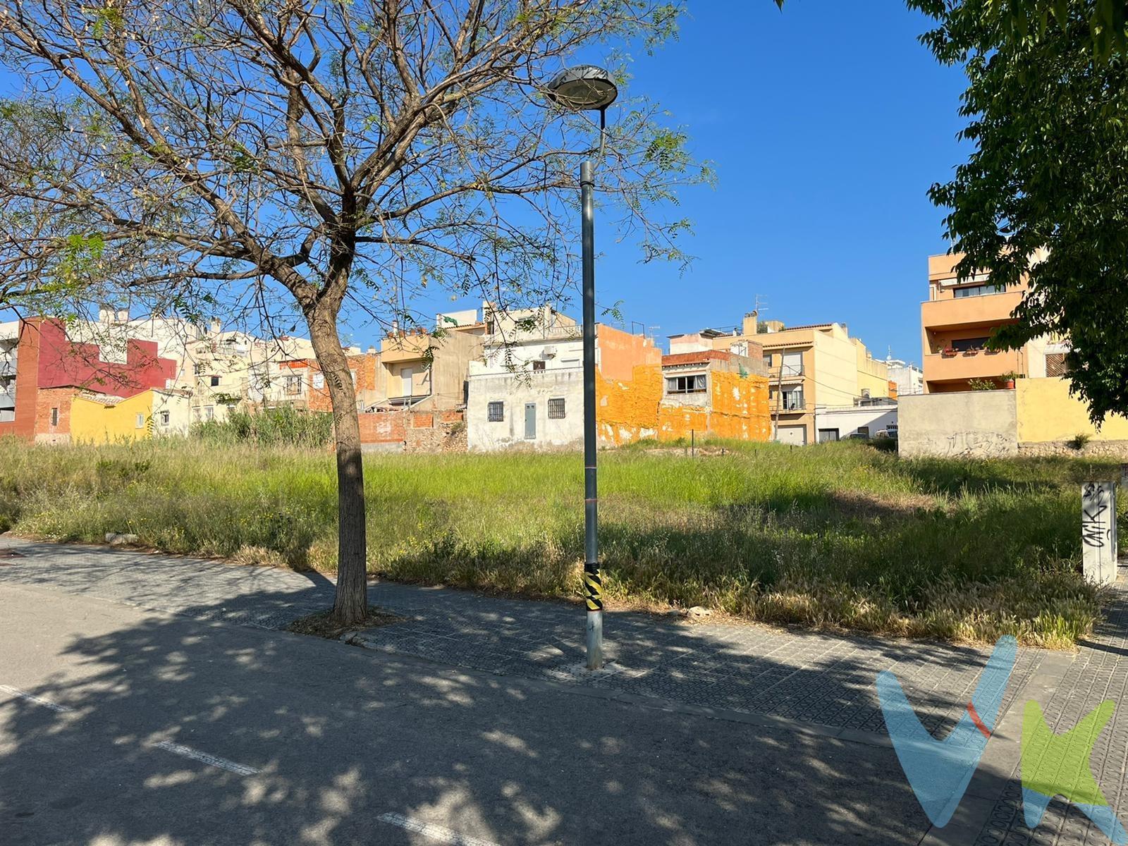 . Fantástica oportunidad para inversores y constructores. Esta finca urbana situada en Vilanova i la Geltrú es ideal para desarrollar un proyecto de edificación de 4 viviendas unifamiliares. Con una ubicación estratégica en una zona de creciente demanda, esta parcela ofrece un gran potencial para crear hogares exclusivos y atractivos. La superficie y características de la finca permiten planificar la construcción de 4 viviendas unifamiliares, brindando a cada una de ellas la privacidad y el espacio que las familias desean. Esta es una oportunidad única para desarrollar un conjunto residencial con un diseño arquitectónico moderno y adaptado a las necesidades actuales. Además, Vilanova i la Geltrú es un lugar con una gran calidad de vida, cercano a la costa y con excelentes servicios y comodidades para sus residentes. La combinación de una ubicación privilegiada y el potencial para crear viviendas únicas, hacen de esta finca urbana una inversión prometedora. No pierdas la oportunidad de ser parte de este emocionante proyecto y contribuir a la creación de un nuevo espacio residencial en Vilanova i la Geltrú. ¡Contacta ahora para obtener más información sobre esta excelente oferta de inversión!