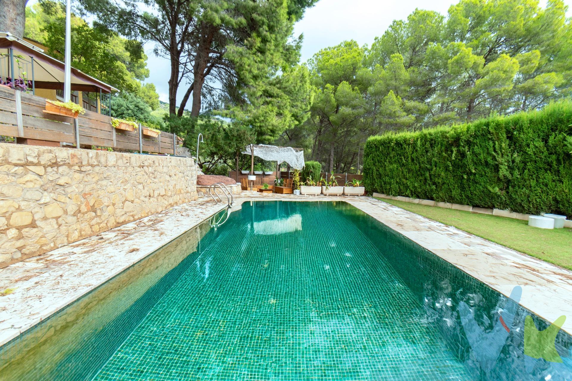 Descubre esta espectacular villa semireformada ubicada en la encantadora zona de Montornés - Las Palmas - El Refugio, donde el confort y la naturaleza se encuentran al unísono. Con una superficie construida de 524 m² sobre un amplio terreno de 1603 m² 🌳, esta propiedad cuenta con seis habitaciones amplias, ideales para disfrutar con familia o amigos. Disfruta del confort que ofrecen sus cuatro baños 🚽🛁 y relájate junto a la chimenea decorativa hecha a mano en su acogedor salón 🔥.   . La joya exterior es, sin duda, su impresionante piscina rodeada por 2 elegantes pérgolas 🍹☀️; perfectas para esos días soleados, donde podrás disfrutar de un buen café mientras disfrutas de las vistas espectaculares que tiene la zona. Además, podrás deleitarte cocinando al aire libre gracias a tu propia caseta barbacoa 🍖😋 mientras tus invitados juegan al frontón 🎾 (también adaptable como pista de pádel). . En dos plantas bien distribuidas encontrarás todas las comodidades necesarias junto con una gran terraza desde donde admirar vistas inigualables hacia el bello paraje natural circundante 😍✨. Esta vivienda no solo ofrece espacio sino también bienestar en cada rincón ¡No te pierdas esta oportunidad única! 💫. Es el momento que estabas esperando, para cambiar de hogar y disfrutar del relax que ofrece el entorno.