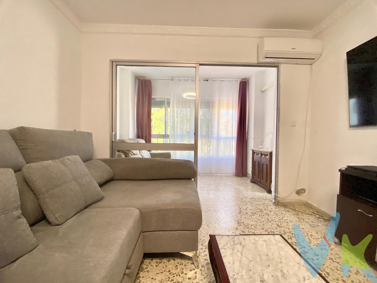 OD1241. Si quieres disfrutar de la tranquilidad sin marcharte lejos del centro… esta vivienda es para ti. Este piso en segunda planta destaca por su luminosidad y amplitud, ofreciendo un espacio cómodo y acogedor para el día a día. Dispone de 3 habitaciones, ideales tanto para familias como para quienes necesitan espacio extra para teletrabajar, invitados o despacho. Cocina independiente* con zona de lavadero y salón grande con espacio aparte como terraza acristalada. La vivienda se encuentra en un edificio cuidado, en una zona tranquila y demandada, perfecta para quienes valoran la calidad de vida. Uno de sus grandes atractivos es la azotea comunitaria con vistas al mar, un lugar perfecto para relajarse, disfrutar del aire libre o contemplar el atardecer. Además, incluye plaza de garaje subterráneo, aportando comodidad y seguridad para tu vehículo. Una vivienda que combina espacio, luz, tranquilidad y buenas vistas en un entorno agradable. *Foto de cocina y salón con decoración virtual realizada con IA. Antes/después. En cumplimiento de las obligaciones de información previstas en la Ley 10/2025, de 28 de diciembre, de servicios de atención a la clientela y transparencia, así como en la normativa sectorial vigente, el precio indicado no incluye los gastos e impuestos inherentes a la adquisición, los cuales se desglosan estimados o con posibilidad de calcularlos a continuación: . •	Impuesto de Transmisiones Patrimoniales (ITP): Se aplicará el tipo impositivo vigente en Andalucía (generalmente el 7%, sin perjuicio de tipos reducidos del 6%. 3,5%, etc.. aplicables según las circunstancias personales del comprador o las características del inmueble. Para el cálculo del impuesto la base imponible se obtendrá utilizando el mayor valor entre el precio de compra, la tasación, y el valor de referencia catastral. Puede consultar su situación personal en el portal oficial de la Agencia Tributaria de la Junta de Andalucía. •	Gastos de Notaría: La minuta se calculará según al arancel notarial oficial, Anexo I, del Real Decreto 1426/1989, de 17 de noviembre. •	Gastos de Registro de la Propiedad: La inscripción se facturará según el arancel oficial, ANEXO I, del Real Decreto 1427/1989, de 17 de noviembre. •	Gastos de Gestión por la tramitación administrativa, liquidación de impuestos e inscripción registral ascienden de forma estimativa a 363 € aprox. IVA incluido, aunque depende de cada caso, y su dificultad.	. •	La Agencia Inmobiliaria efectúa una labor de intermediación, y las condiciones finales de la compraventa quedan sujetas a la aceptación expresa de la parte vendedora y a la posterior formalización del contrato. En caso de adquirir el Inmueble, los honorarios a abonar a la Agencia Inmobiliaria serán del 3% del precio de venta + 21% de IVA. •	En caso de necesitar financiación para la operación, la obtención de la misma es ajena a la Agencia Inmobiliaria, y las condiciones y costes de la operación de financiación deberán ser solicitados a la entidad bancaria. •	El consumidor dispone de información y documentación adicional relativa al inmueble, que podrán ser solicitadas a la Agencia Inmobiliaria.