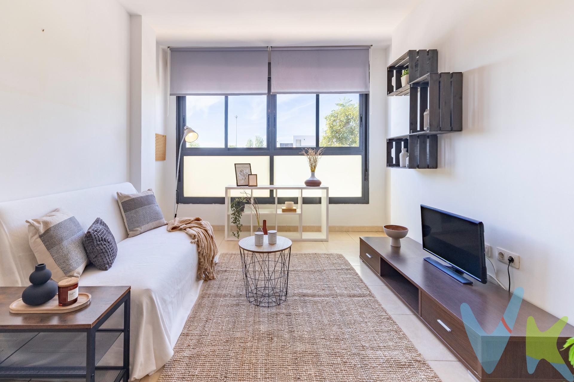 Imagina llegar a casa y sentir que todo encaja contigo: un piso acogedor, luminoso y fácil de disfrutar. Esta vivienda de 1 dormitorio y 1 baño te ofrece justo lo que necesitas, sin complicaciones y con todo el confort a tu alcance. La cocina abierta al salón crea un espacio cálido y moderno, ideal para compartir momentos, cocinar acompañado o simplemente relajarte después de un día de trabajo. Aquí, cada rincón está pensado para aprovechar al máximo la luz y la comodidad. Además, contar con plaza de parking y trastero es un verdadero lujo que marca la diferencia en tu día a día. Olvídate de dar vueltas buscando aparcamiento: llegarás a casa y tendrás tu espacio reservado, cómodo y seguro. Y con el trastero, siempre tendrás ese rincón extra para guardar lo que no usas a diario, manteniendo tu hogar despejado y ligero, listo para disfrutarlo sin preocupaciones. Y cuando quieras disfrutar del aire libre, la finca cuenta con piscina para refrescarte en verano y una pista de pádel para mantenerte activo y divertirte con amigos. Un lugar que invita a vivirlo, no solo a habitarlo. Ven a verlo y descubre por qué este piso puede ser el comienzo de una nueva etapa llena de comodidad y bienestar. Ubicado en Castellón. Una ciudad mediterránea que combina la tranquilidad de una capital de tamaño medio con todas las comodidades que puedas necesitar. Aquí podrás pasear por su casco histórico lleno de vida, descubrir joyas como la torre El Fadrí o la Concatedral de Santa María, y perderte entre calles que cuentan historias. A solo unos minutos encontrarás el Grau de Castellón, con sus playas tranquilas y el paseo marítimo donde disfrutar de la brisa del mar y de una gastronomía mediterránea auténtica, basada en pescados frescos, arroces y productos locales. Y cuando quieras desconectar por completo, el Parque Natural del Desierto de las Palmas te espera con sus senderos y vistas espectaculares, un entorno natural perfecto para escapar del día a día. Y este piso puede ser tu puerta de entrada a disfrutarlo.