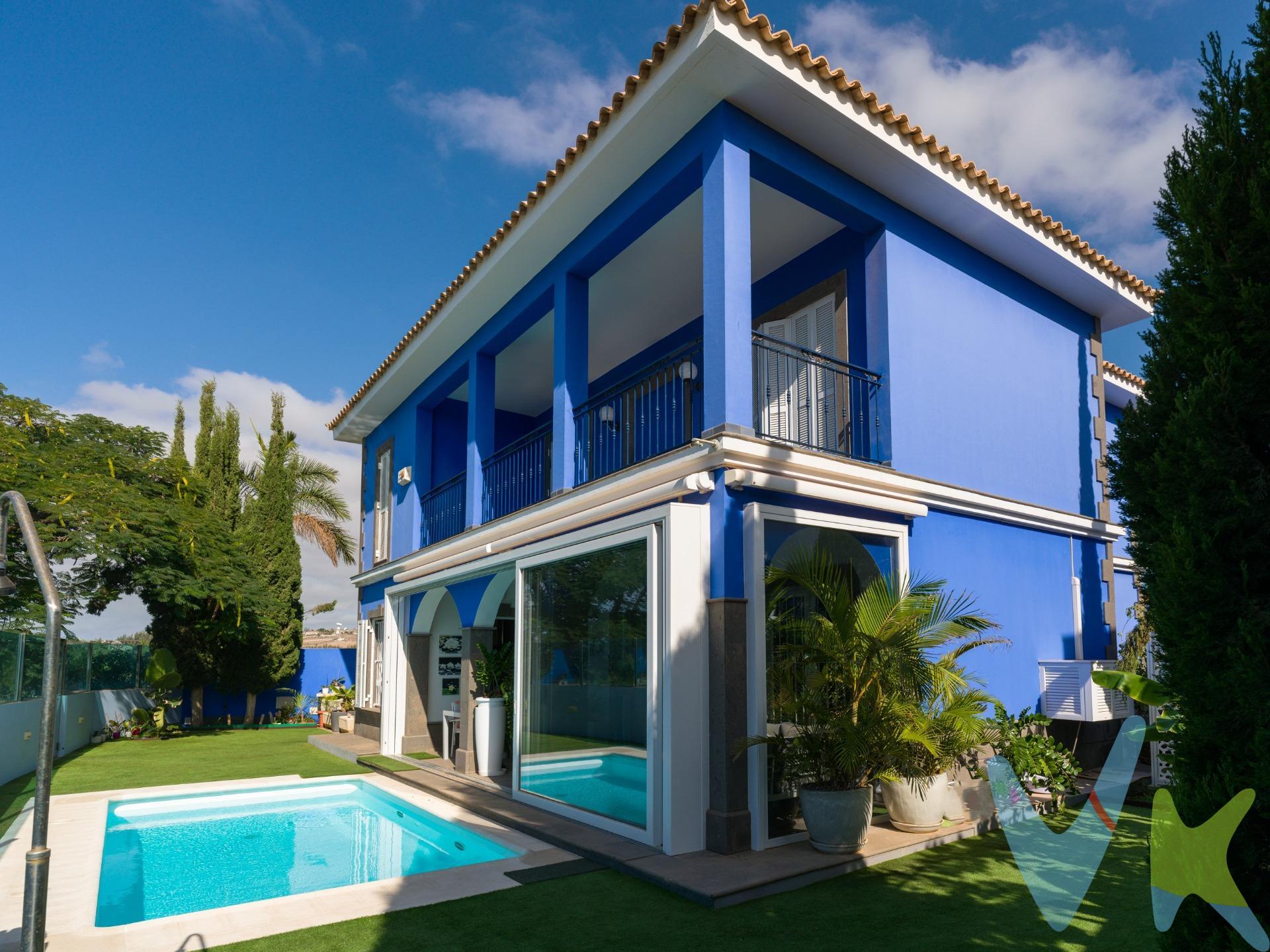 Espectacular chalet independiente situado en una de las zonas residenciales más exclusivas en El Hornillo - Meloneras, a pocos minutos del campo de golf, el paseo marítimo de Meloneras, con excelente conexión a la GC-1. Esta elegante propiedad, de 316 m² construidos sobre parcela de 400 m², combina estilo, confort y luminosidad gracias a sus grandes ventanales, que inundan los espacios de luz natural y permiten disfrutar de hermosas vistas al mar, al jardín privado y al campo de golf de Meloneras. Distribución: . •Planta baja: amplio y luminoso salón-comedor con acceso directo al jardín, cocina independiente, aseo de cortesía y acogedor porche acristalado junto a la piscina. •Planta alta: tres dormitorios, vestidor, dos baños completos (uno en suite con bañera hidromasaje) y terraza con vistas panorámicas. •Sótano: zona de almacenamiento, lavandería, cuarto de máquinas y aseo adicional. El exterior cuenta con un amplio jardín con piscina privada (recientemente reformada), zona de barbacoa, ducha exterior y una agradable área chill-out rodeada de vegetación. La vivienda tiene aire acondicionado, carpintería de calidad, cochera cubierta y se vende semi-amueblada, lista para entrar a vivir. Precio de Venta al Público (PVP) – No incluye gastos. Impuestos y demás gastos legalmente correspondan al comprador. Inmueble sujeto a ITP del 6,5% con carácter general; existen excepciones según normativa aplicable. Base imponible el mayor valor entre: 1) precio de venta: 2) tasación; 3) valor referencia catastral. Gastos Notaria y Registro entre 0,3% - 0,8% aprox. según aranceles. Financiación: gastos de hipoteca, tasación y gastos bancarios a cargo del comprador y según su necesidad y elección. Honorarios inmobiliaria a cargo del vendedor.  Operación y condiciones de compraventa sujeta a aceptación expresa del vendedor. Para acceder a información y documentación legalmente exigible por el consumidor puede contactarnos. Anuncio sujeto a errores, cambios de precio, omisión y/o retirada del mercado sin aviso previo.