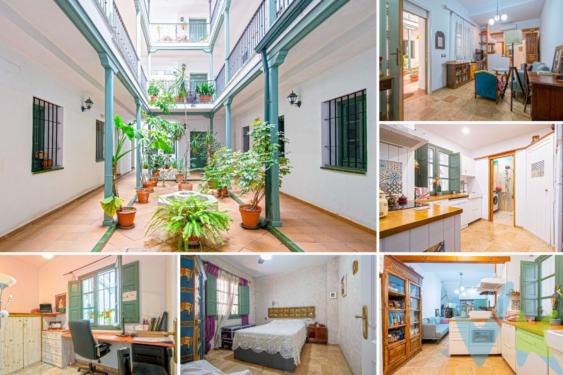 Estupenda oportunidad, bonito dúplex junto Calle Feria!!. De singular diseño y estilo. Situado en recinto cerrado con bonito patio central. La vivienda dispone de 90m2 construidos distribuidos en dos plantas. En planta baja tenemos un amplio salón de paso con gran armario empotrado, muy acogedor y confortable. La cocina está abierta al salón y se encuentra amueblada, muy cómoda y práctica. En esta misma planta hay un baño exterior, con bañera. La primera planta se distribuye en dos dormitorios y un baño. Todas las estancias son exteriores al patio central del edificio. Las ventanas son de madera color verde carruaje con rejas, las puertas de madera lacada en blanco y el suelo de mármol. Dispone de aire acondicionado mediante splits independientes. Muy luminoso, cómodo y acogedor, muy bien situado, a pocos metros del Mercado de Abastos de La Calle Feria y con todo tipo de servicios a su alcance, comercios, farmacias, bares...No dude en solicitar visita, le va a encantar!!. Informamos a nuestros clientes compradores que el precio de venta no incluye lo siguiente: Honorarios de la agencia inmobiliaria, Impuestos (I.T.P., I.V.A. o A.J.D., en su caso) ni otros gastos de la compraventa (gastos de Registro de la Propiedad, Notaría, Gestoría ni de posible Financiación). Documento F.I.S. a disposición del consumidor según Decreto 218/2005 Junta de Andalucía. . 