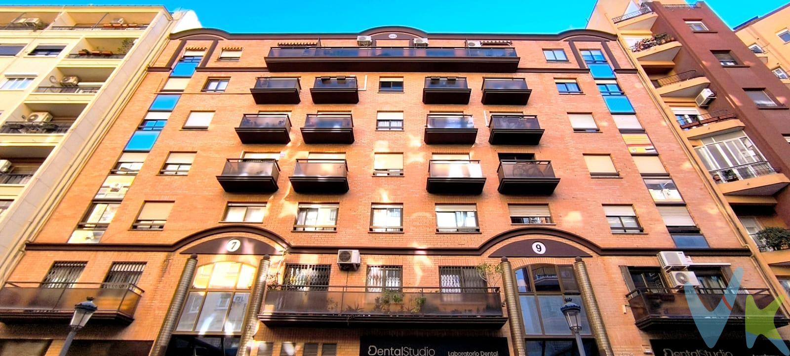 La vivienda se encuentra actualmente alquilada con contrato vigente hasta octubre de 2028. Para consultar las condiciones del contrato o resolver cualquier duda, no dude en ponerse en contacto con nosotros. Las fotografías corresponden a un estado anterior al actual contrato de arrendamiento. Existe la posibilidad de prorrogar el contrato con el arrendatario durante 3 años más, según acuerdo entre las partes. Te presentamos este amplio piso, actualmente alquilado, de 3 habitaciones, 1 baño y 1 aseo, ubicado a tan solo 20 metros del Mercado de Abastos, en una zona con todos los servicios y comodidades a tu alcance. La vivienda dispone de una amplia cocina, cómoda y funcional, con espacio para disfrutar del día a día. Desde la galería se accede a una de las terrazas, que además cuenta con un práctico trastero incorporado. La zona de comedor se abre a una segunda terraza, creando un espacio lleno de luz y perfecto para disfrutar del exterior. Además, cuenta con aire acondicionado tanto en el comedor como en la habitación principal, aportando un extra de confort durante todo el año. Importante:. Por mandato expreso de la propiedad, esta vivienda se comercializa en exclusiva. No es posible realizar visitas comerciales ni de tasación mientras permanezca vigente el contrato de arrendamiento. Asimismo, por acuerdo entre arrendador y arrendatario, se ruega no molestar a los actuales inquilinos.. Una oportunidad para adquirir una vivienda con amplios espacios, dos terrazas y una ubicación privilegiada junto al Mercado de Abastos. Una excelente oportunidad para inversores que buscan una propiedad con una ubicación inmejorable, amplios espacios y un arrendamiento vigente con posibilidad de continuidad.