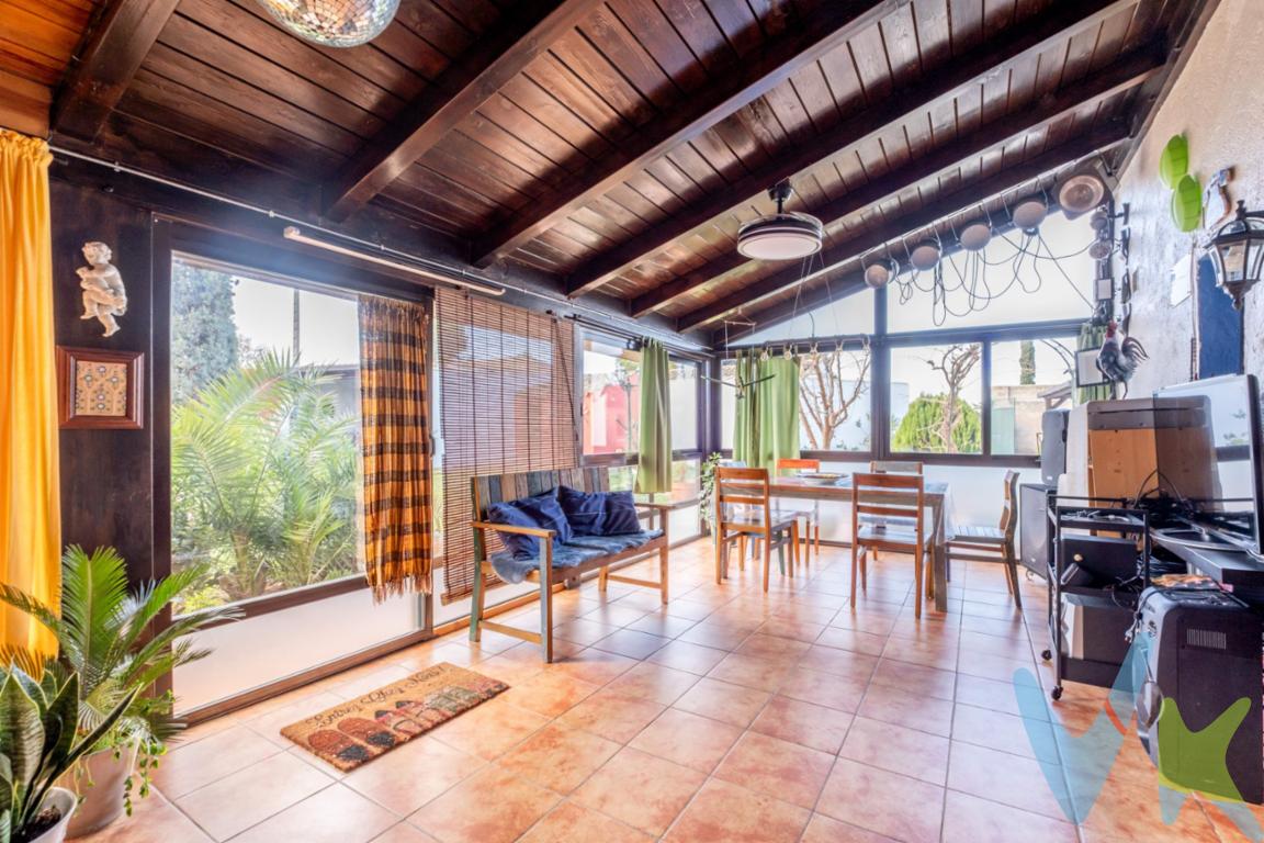 Casa en el Camino Bárboles (Garrapinillos)  llena de personalidad y pensada para quienes valoran la calidez de la madera y la amplitud de los espacios abiertos. ​Espacios diseñados para disfrutar la vida. ​La vivienda se distribuye en dos plantas que equilibran perfectamente la vida social y el descanso:. ​Planta Principal: Luz y Bienestar. Aquí la joya de la corona es su salón con cerramiento acristalado. Imagina los domingos de invierno: tú, el fuego de la chimenea y las vistas al jardín desde la comodidad de tu sofá. Además, cuenta con un segundo salón, cocina funcional y un dormitorio en planta calle (comodidad total para invitados o para evitar escaleras). ​- Planta Superior: El encanto de lo auténtico. Subimos y nos encontramos con la nobleza de las vigas de madera vistas. Tres dormitorios amplios y dos baños completos completan esta planta, ofreciendo ese ambiente acogedor que solo lo rústico bien cuidado puede dar. ​Mil metros para tus proyectos. ​Fuera, el terreno de 1.000 m² es un lienzo en blanco. Un huerto, una piscina, cenas bajo las estrellas o simplemente espacio para que tus perros corran libres. Todo esto en una ubicación privilegiada y tranquila, a un paso de Zaragoza. ​Lo que hace especial a esta casa:. ​Legalidad total: Compra con la tranquilidad de que todo está en regla. ​Personalidad: No es una construcción en serie; tiene detalles que la hacen única. ​Ubicación: La paz de Garrapinillos, la zona favorita de quienes buscan calidad de vida. ​¿Vienes a sentir el crujir de la leña y a pisar tu propio césped? Contacta ahora para concertar una visita. Las casas con este carácter vuelan. *** ​Precio y Gastos:. En el precio de venta publicado no se incluyen los impuestos legalmente establecidos ni gastos derivados de la compraventa y de la inscripción del inmueble (I.T.P., Notaría y Registro de la Propiedad),