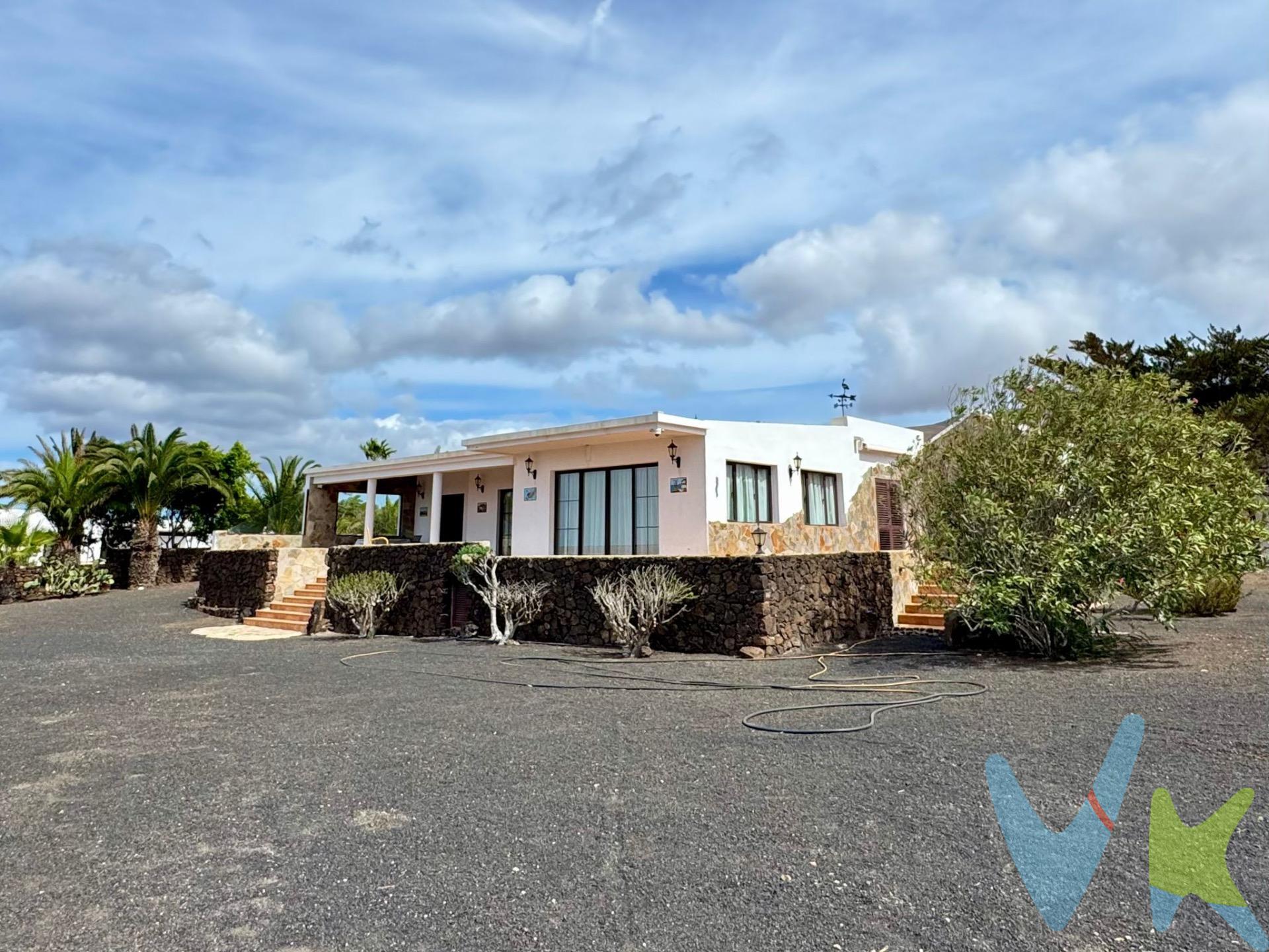 Descubra un oasis privado en un enclave verdaderamente privilegiado. Esta espectacular casa terrera, construida en 1990 y meticulosamente conservada, es un testimonio de espacio y luminosidad. Sus 5.000 m² de exuberante jardín y zonas verdes crean un entorno de paz y privacidad inigualable. La vivienda ofrece tres amplios dormitorios y dos baños completos. Sus zonas comunes son el corazón del hogar: un gran salón y un comedor independiente, ambos inundados de luz natural, se complementan con una espaciosa cocina lista para disfrutar. Despierte cada mañana con las mejores vistas posibles: una panorámica al mar que se extiende hasta el horizonte, enmarcada por la majestuosidad de árboles maduros. Una propiedad única para una vida excepcional. *Visitas a la propiedad*: Todos los interesados en ver la propiedad deberán presentar un documento de identificación válido, como DNI, NIE o pasaporte, antes de la visita. Además, se requerirá que firmen una hoja de visita al ingresar a la propiedad. INFORMACION ADICIONAL:. - El uso de la propiedad estará siempre sujeto a la legislación vigente. - El precio de venta no incluye impuestos ni gastos de compraventa, como el Impuesto de Transmisiones Patrimoniales (6.5% o 1% en el caso de primera transmisión más IGIC correspondiente en este último caso), honorarios del Registro de la Propiedad, notaría y gestoría. - La información sobre la propiedad está sujeta a posibles errores y cambios involuntarios. 