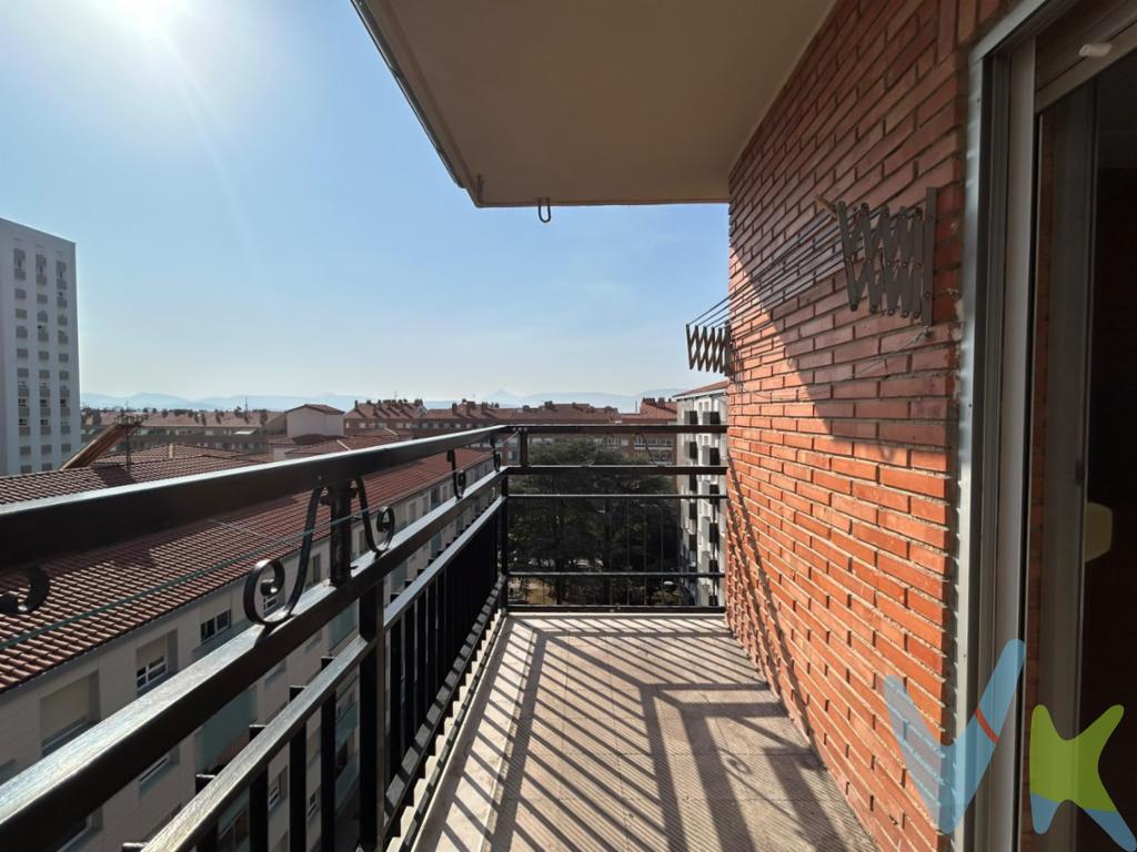 En Plaza de los Sauces, Barañáin, se encuentra esta vivienda de 62 m², situada en una séptima planta, una altura que proporciona luz natural, bonitas vistas y una agradable sensación de amplitud y privacidad.Se encuentra en una zona consolidada, tranquila y con todos los servicios al alcance, rodeada de comercios, supermercados, farmacia y centros educativos. Además, está próxima a hospitales y a la Universidad de Navarra, y cuenta con buenas comunicaciones con Pamplona.La vivienda cuenta con un salón con acceso a una terraza, tres habitaciones, baño y despensa. Tanto el salón como una de las habitaciones cuentan con aire acondicionado, aportando un plus de confort.Una vivienda luminosa, práctica y bien situada, con el atractivo añadido de una séptima planta y terraza, pensada para quienes valoran la comodidad del entorno sin renunciar a la luz y las vistas. _____________________________________________________ En cumplimiento de la normativa vigente, se informa de que el precio anunciado no incluye impuestos ni gastos derivados de la compraventa.El Impuesto de Transmisiones Patrimoniales (ITP) en Navarra será, con carácter general, del 6% sobre el mayor valor entre el precio de venta y el valor de referencia catastral, salvo bonificaciones o tipos reducidos aplicables según las circunstancias del comprador.Los gastos de notaría, registro y, en su caso, gestoría, serán a cargo del comprador conforme a los aranceles oficiales vigentes.La plusvalía municipal será asumida por la parte vendedora.Los honorarios de la agencia inmobiliaria están incluidos en el precio de venta. No se cobran honorarios al comprador.