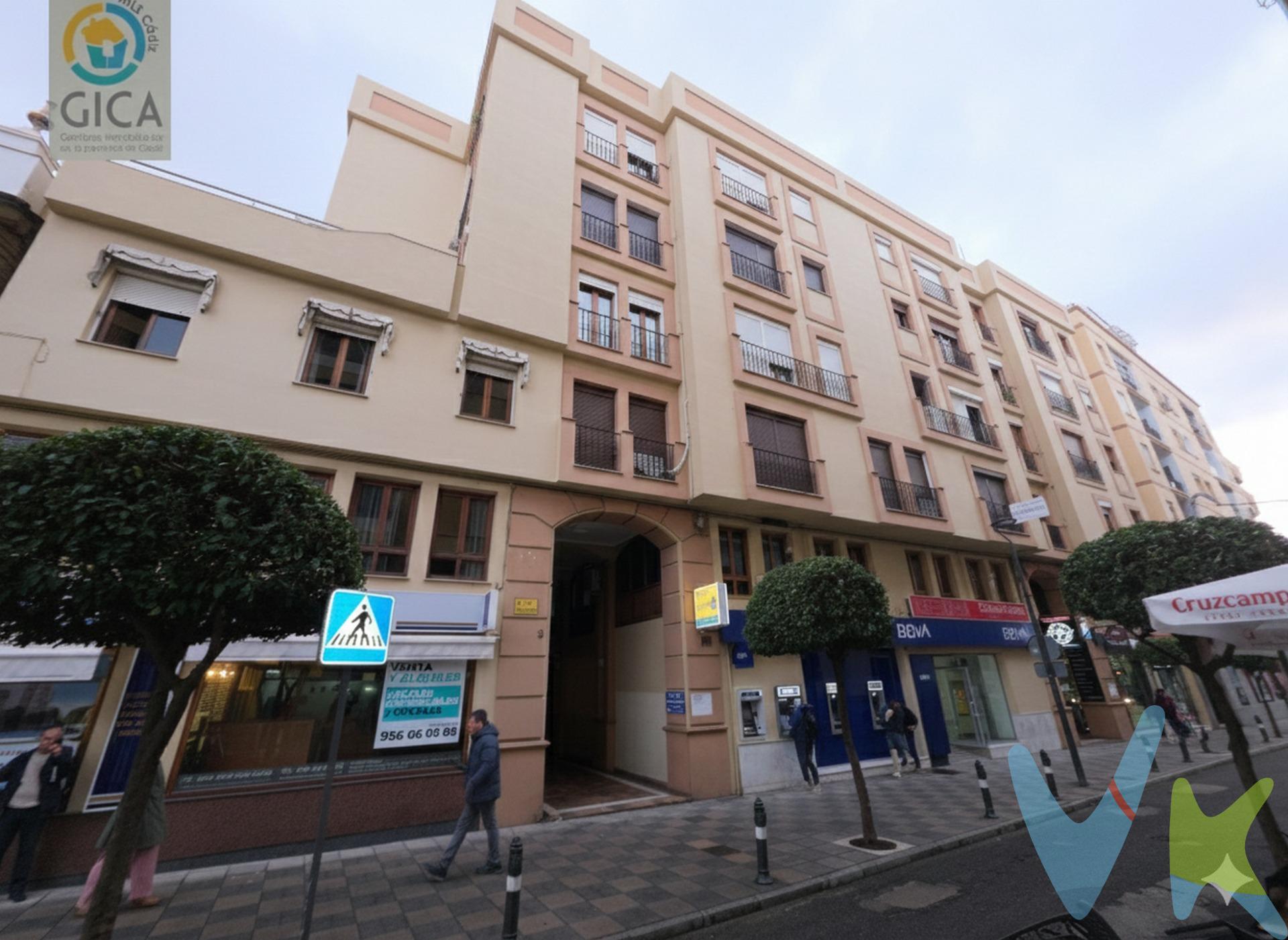 Descubre este espectacular piso ubicado en el corazón de Algeciras, junto a la emblemática Plaza Alta. Con una generosa superficie construida de 138 m², compuesto por cuatro acogedoras habitaciones que se adaptan perfectamente a tus necesidades personales o familiares, cuenta además con dos baños completos. El inmueble está en buen estado y te proporciona plaza de aparcamiento con acceso directo al ascensor del edificio, lo cual es una gran ventaja dada su ubicación centralizada. Este amplio piso no solo representa un excelente lugar donde vivir sino también constituye una inversión segura asegurando valor durante años debido a su privilegiada localización cerca del centro comercial y social. Nota: Algunas imágenes han sido retocadas digitalmente para mejorar la presentación del inmueble. --------------------------------------------------. Informamos a nuestros clientes que los gastos de notaría, registro, gestoría, impuestos y los honorarios de la agencia NO están incluidos en el precio. A su vez, disponemos del documento informativo abreviado de la propiedad (según decreto 218/2005, del 11 de octubre) y de seguro de caución, para la protección del dinero entregado como señal para la reserva de una vivienda. Por mandato expreso del propietario, comercializamos este inmueble en exclusiva, lo que le garantiza el acceso a toda la información, a un servicio de calidad, un trato fácil, sencillo y sin interferencias de terceros. Por este motivo, se ruega no molestar al propietario, a los ocupantes de la propiedad o a los vecinos. Muchas gracias por su comprensión. . 