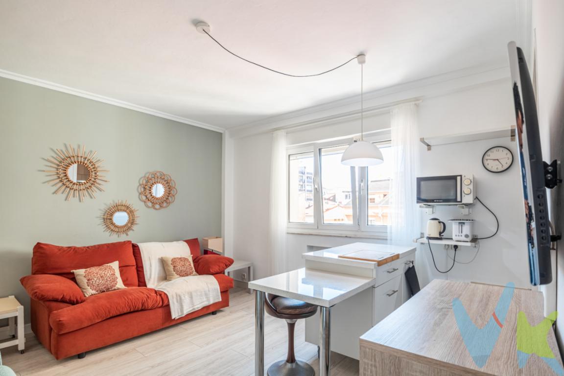  ¡Descubre tu nuevo hogar en el corazón de Gijón! Presentamos este magnífico piso en venta, ubicado en la vibrante y céntrica zona de la ciudad. Con una localización inmejorable, este inmueble promete comodidad y conveniencia, situándose cerca de todos los servicios esenciales y a pocos minutos de las zonas más emblemáticas de Gijón.Este acogedor piso dispone de 50 metros cuadrados construidos, perfectamente distribuidos para aprovechar al máximo cada espacio. La vivienda se encuentra en la segunda planta de un edificio sólido, construido en 1973, que cuenta con dos ascensores, garantizando accesibilidad y comodidad para sus habitantes.El inmueble consta de dos habitaciones, ideales para una familia pequeña, una pareja o incluso para alguien que desee tener una habitación de invitados o un espacio de trabajo adicional. Ambas habitaciones están diseñadas para ofrecer el máximo confort, con buena iluminación natural y movilidad.La sala de estar es acogedora y funcional, perfectamente decorada con muebles modernos que combinan estilo y practicidad. Este espacio se completa con una cocina amueblada con todos los electrodomésticos necesarios, lo que hace que tu mudanza sea mucho más sencilla. La cocina posee un diseño eficiente y funcional, permitiendo disfrutar de agradables momentos culinarios.Localizado estratégicamente en el Paseo de Begoña, en la zona Centro de Gijón, el piso se beneficia de una excelente conexión de transporte público. Las paradas de autobús cercanas facilitan el desplazamiento hacia cualquier punto de la ciudad, haciendo innecesario el uso del coche. Además, la proximidad a supermercados, centros educativos, restaurantes, y zonas de ocio hacen de esta opción una oportunidad única para vivir en uno de los mejores barrios de Gijón.La comunidad de vecinos es excelente, proporcionando un ambiente afable y tranquilo. Además, el inmueble ha sido mantenido en excelentes condiciones, ofreciendo un entorno limpio y seguro. Las áreas comunes del edificio han sido cuidadas con esmero, garantizando un alto nivel de vida para todos los residentes.Este piso amueblado está listo para mudarse de inmediato, eliminando cualquier preocupación adicional sobre la adquisición de mobiliario o la renovación del espacio. Cada rincón ha sido decorado con gusto, pensando en el bienestar y la comodidad del futuro propietario.El mercado en la zona está en constante movimiento, y las propiedades similares no suelen estar disponibles por mucho tiempo. Esta es tu oportunidad de adquirir un piso que combina ubicación, equipamiento y precio de manera inigualable. No dejes pasar esta ocasión única de vivir en pleno centro de Gijón, con todas las facilidades que esta ubicación ofrece.Contacta con nosotros hoy mismo para agendar una visita. Estamos seguros de que, al conocer esta vivienda, quedarás impresionado por todo lo que tiene para ofrecer. Aprovecha la ocasión para hacer de este piso tu nuevo hogar y forma parte del pulso urbano que la ciudad de Gijón tiene para ti. No esperes más, tu nuevo hogar te está esperando.En el precio final no están incluidos el Impuesto de Transmisiones Patrimoniales, ni los Gastos de Notaría y registro