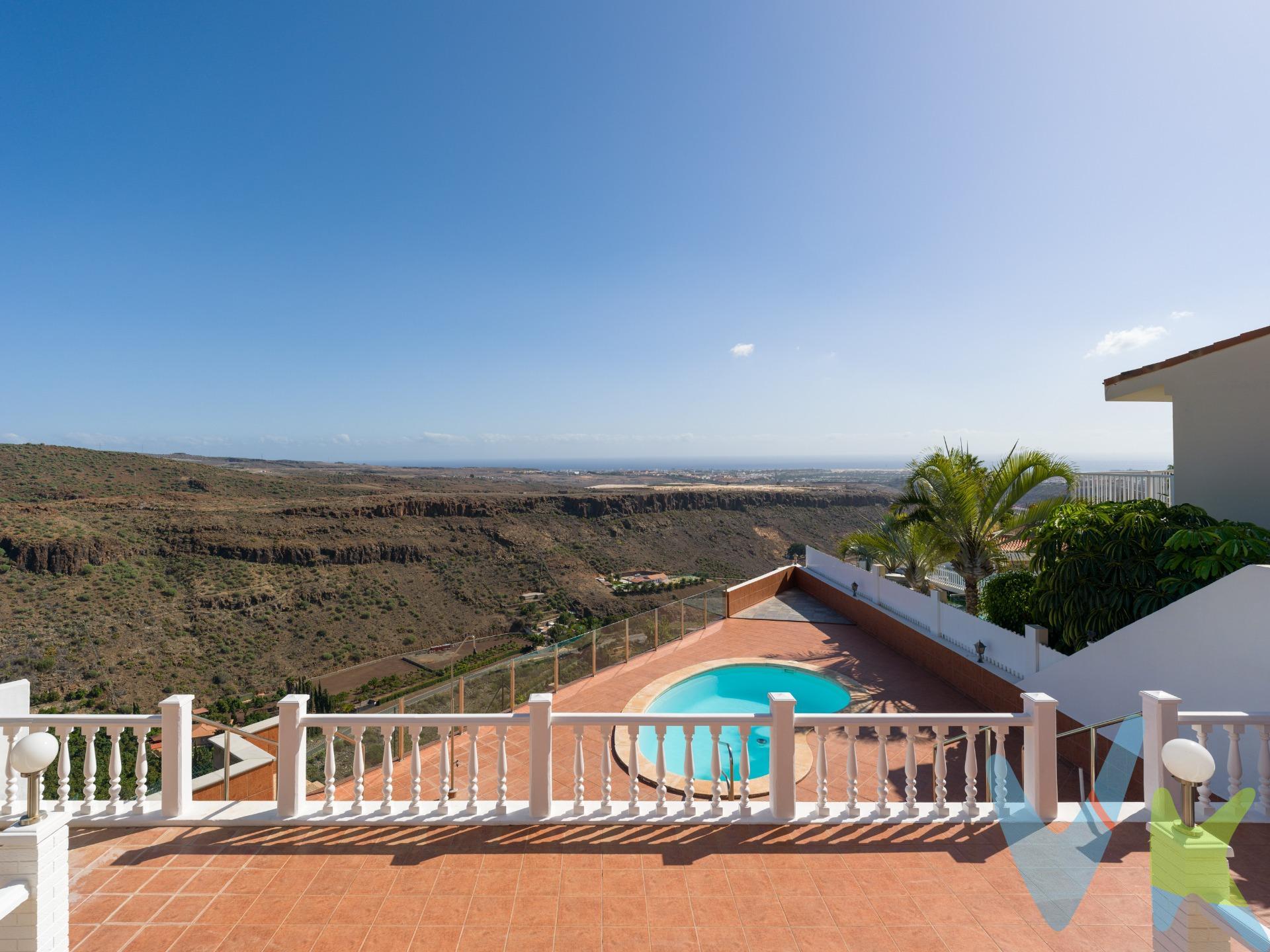 ¿Sueñas con abrir la puerta de la terraza y que la belleza de Gran Canaria esté a tus pies? ¿Desea una vista despejada al mar y a las montañas? No sueñe más - esta sensación puede convertirse en una realidad. En Montaña la Data hay una encantadora propiedad que reúne todos estos atributos .. Se vende un chalet independiente con piscina privada. La propiedad con orientación sur impresiona por su tamaño y luminosidad. La casa se compone de una vivienda principal de 2 plantas y un estudio en el sótano (con entrada independiente) más un amplio trastero. . Este fantástico chalet está situado en una urbanización en una calle muy tranquila. Detrás del portal se encuentra  el garaje, así como una ducha exterior y una lavandería que sirve además, como un segundo trastero. Al entrar, el chalet se muestra en todo su esplendor y ofrece mucha privacidad. ¡Usted quedará encantado!. PLANTA BAJA (89 m² superficie útil, aprox. 100 m² construidas): En la entrada hay un hall y un aseo. Escaleras internas conectan las 2 plantas. Le espera un luminoso salón con zona de comedor (con aire acondicionado). Se añade una amplia cocina semi-independiente con isla, con propio acceso al exterior.  . DESTACA: la terraza delantera ofrece una vista despejada al mar y a los barrancos, ¡es impresionante! La piscina privada se encuentra a sus pies. 1a PLANTA (79 m² superficie útil, aprox. 100 m2 construidas): Cuenta con 2 dormitorios dobles con aire acondicionado, 2 cuartos de baño y una habitación convertida en oficina. Los dormitorios disponen de armarios empotrados y acceso directo a la terraza, que ofrece unas impresionantes vistas al mar y a la montaña. SÓTANO bajo rasante (56 m² superficie útil, aprox. 73 m² construidas) con un estudio de invitados. Dispone de un salón-dormitorio (con aire acondicionado) con cocina integrada y un cuarto de baño. Al lado, hay un amplio trastero. Además, en el exterior, hay un área para tenderetes cubierto con barbacoa - el sitio ideal para celebrar fiestas con familia y amigos. LA GUINDA DEL PASTEL es la piscina privada integrada que promete relajantes y refrescantes horas de sol. Al fondo está el bonito chalet con sus terrazas y columnas. La fachada de la casa puede desafiar el clima tropical, ya que está revestida con fibra COTEGRAN, resistente y de alta calidad. Se acaban los gastos en pintura cada 5 años .. El chalet se vende amueblado (incl. electrodomésticos). ¿Puede resistirse a esta propiedad? Las terrazas con las vistas despejadas al mar y a la montaña transmiten una sensación de vacaciones. El desayuno al aire libre por la mañana, un refrescante baño en la piscina por la tarde y una copa de vino o una barbacoa por la noche, rodeado de un paisaje impresionante, ¿no le parece tentador?. Precio de Venta al Público (PVP) – No incluye gastos. Impuestos y demás gastos legalmente correspondan al comprador. Inmueble sujeto a ITP del 6,5% con carácter general; existen excepciones según normativa aplicable. Base imponible el mayor valor entre: 1) precio de venta: 2) tasación; 3) valor referencia catastral. Gastos Notaria y Registro entre 0,3% - 0,8% aprox. según aranceles. Financiación: gastos de hipoteca, tasación y gastos bancarios a cargo del comprador y según su necesidad y elección.  Honorarios inmobiliaria a cargo del vendedor. Operación y condiciones de compraventa sujeta a aceptación expresa del vendedor. Para acceder a información y documentación legalmente exigible por el consumidor puede contactarnos. Anuncio sujeto a errores, cambios de precio, omisión y/o retirada del mercado sin aviso previo.