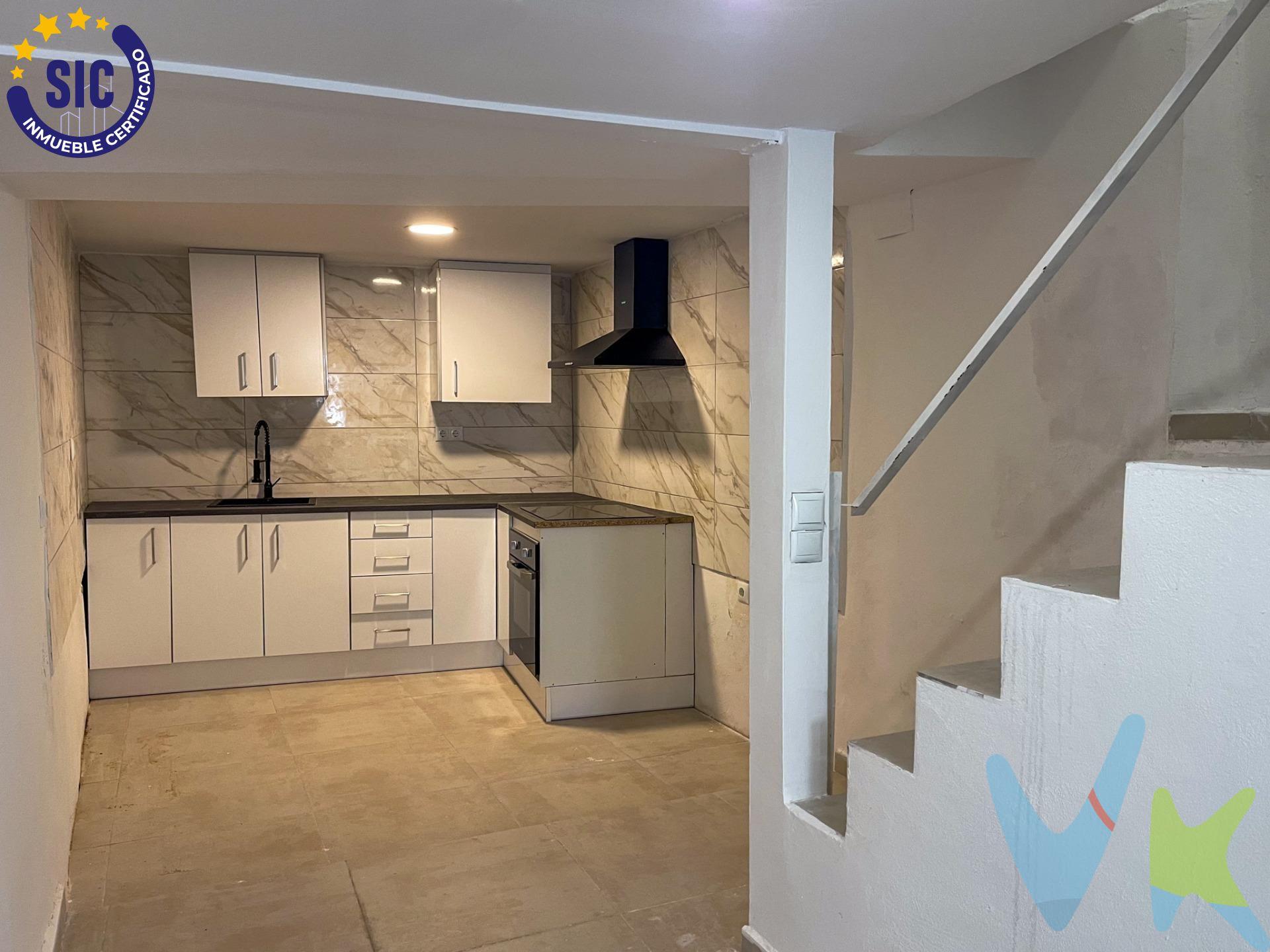 Una casa en el corazón de Requena. ¿Buscas algo más que una casa? Esta vivienda te ofrece mucho más: un hogar con historia, totalmente renovado, donde cada rincón cuenta una historia de mimo y buen gusto. Situada junto a la emblemática Iglesia del Carmen, en pleno centro histórico de Requena, esta encantadora casa de pueblo de 82 m² y tres alturas te invita a formar parte de la vida del barrio más auténtico y con más vida de la ciudad. Al cruzar la puerta, te recibe un acogedor vestíbulo que marca la entrada a una planta baja pensada para disfrutar. Una moderna cocina americana, abierta al salón, crea un espacio cálido y funcional, perfecto para compartir momentos. Bajo la escalera, un aseo completo bien aprovechado da un plus de comodidad al día a día. Subimos a la primera planta, donde la calma toma forma en una luminosa habitación principal con balcón a la fachada. Aquí despertarás con la luz del sol y las vistas a la vida del casco antiguo. En esta planta también encontramos un baño moderno con plato de ducha, y dos espacios que hoy son almacenes, pero mañana pueden convertirse en vestidor, despacho o habitación extra. En la buhardilla, una gran estancia diáfana te ofrece mil posibilidades: tu estudio soñado, una zona de relax, o un amplio dormitorio lleno de encanto bajo cubierta. La reforma es integral: electricidad, fontanería, carpintería.. todo nuevo. Ventanas de aluminio climalit, termo eléctrico y materiales actuales que combinan perfectamente con el alma de una casa con historia. Además, su ubicación es inmejorable: junto a la iglesia, rodeada de parques, a un paso del ayuntamiento y de bares con encanto. Perfecta como residencia habitual o segunda vivienda con alma. ¿Te imaginas viviendo aquí? No dejes pasar esta oportunidad! Contáctanos. La descripción del presente inmueble e imágenes tienen mero carácter informativo y en ningún caso carácter contractual, pudiendo ser modificados por la inmobiliaria comercializadora sin que ello implique responsabilidad alguna frente a terceros. En el precio de venta a público, esta propiedad NO incluye los gastos de adquisición (Notario, registro, gestión, honorarios, etc…).