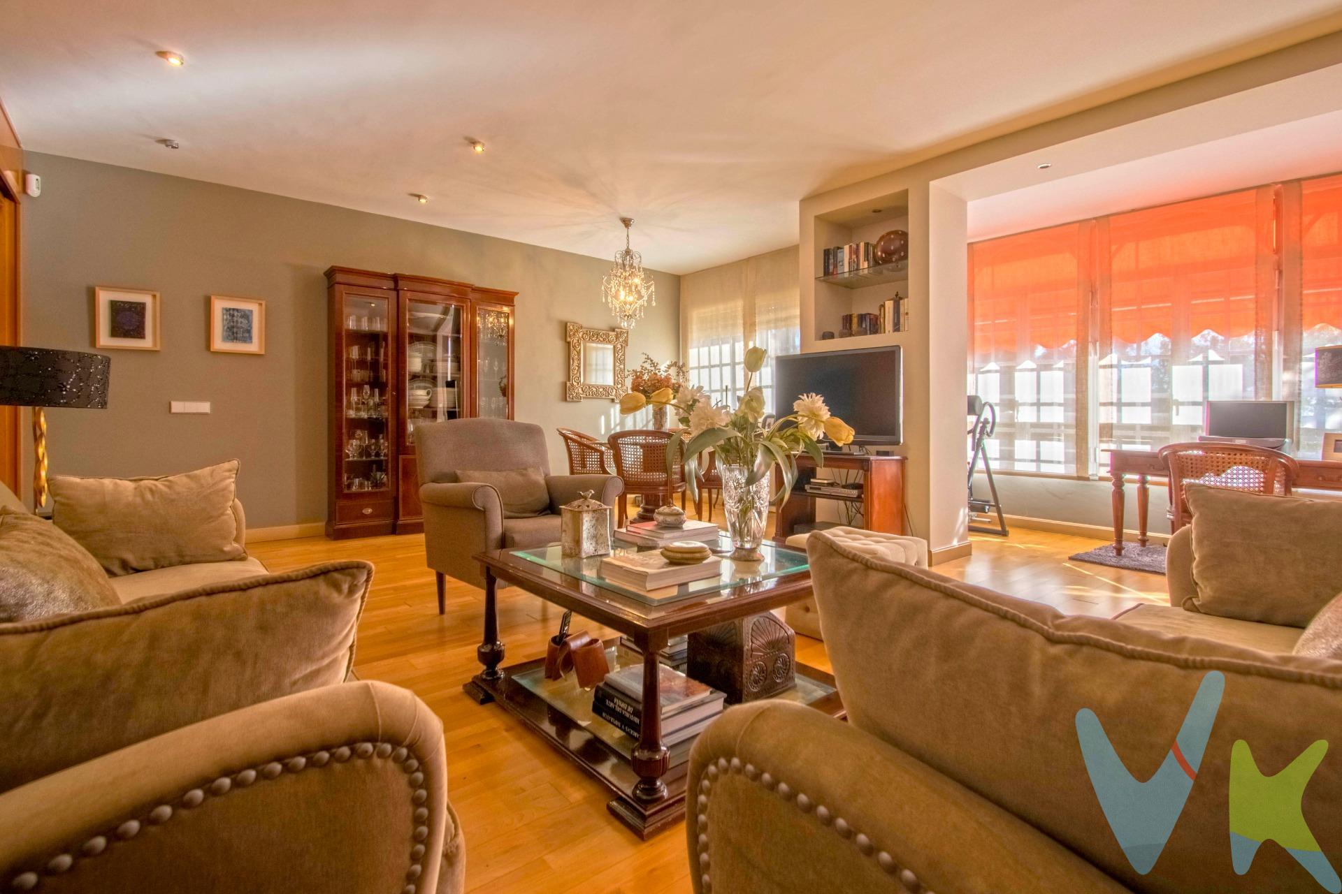 Magnífica vivienda en Residencial Hábitat 71, elegante y señorial, amplia y luminosa, con mucho estilo, en una zona de prestigio, muy tranquila y rodeada de colegios reconocidos. El inmueble dispone de 198m2 construidos con excelente distribución. El salón es independiente, muy amplio, acogedor y confortable, con amplios ventanales que le aportan mucha luz natural. La terraza original se incorporó, lo que le da esa gran amplitud, actualmente cuenta con una más estrecha que rodea toda la vivienda. La cocina, también independiente, es muy amplia y cómoda, adaptada como cocina y sala de estar donde podrá disfrutar de estupendas comidas con la familia ya que cuenta con zona comedor, en ella se ha incorporado el lavadero, pero manteniendo su sitio y cuenta con despensa. . La vivienda originariamente contaba con 5 dormitorios, actualmente dispone de 4, uno de ellos de servicio, junto a la cocina, con su baño incorporado, el quinto dormitorio se incluyó en el dormitorio principal como vestidor pero se puede recuperar de nuevo y abrir por el salón. El piso cuenta con 2 baños más, uno en dormitorio principal y otro que da servicio a dos dormitorios en el pasillo. Todos los dormitorios son muy amplios y disponen de armarios empotrados y todos los baños cuentan con ventana. La vivienda se reformó por completo en el año 2014 y actualmente se encuentra en muy buen estado . cuenta con dos puertas de entrada, la de servicio, con entrada directa a la cocina y la principal que da paso a un recibidor con un gran armario. Cuenta con doble acristalamiento, tarima de madera, aire acondicionado centralizado, calefacción central y puertas de paso de cerezo muy altas. . Dispone de plaza de garaje y trastero, además de la participación en el club social ubicado junto a la vivienda, que dispone de pistas deportivas: fútbol, baloncesto, tenis, pádel, piscina, zona de barbacoa, gimnasio, y zonas ajardinadas muy cuidadas. . La vivienda se encuentra a 10 minutos en coche de Nervión, con parada de autobús en la misma calle, en un recinto cerrado rodeada de preciosos jardines, con zona de aparcamiento cerrado para motos. La comunicación tanto con la estación de trenes, Santa Justa, como el aeropuerto son directas. La comunidad incluye: el agua fría y caliente, la calefacción, recogida de basura y servicio de portería. No deje escapar esta oportunidad, solicite visita hoy mismo!!!. Informamos a nuestros clientes compradores que el precio de venta no incluye lo siguiente: Honorarios de la agencia inmobiliaria, Impuestos (I.T.P., I.V.A. o A.J.D., en su caso) ni otros gastos de la compraventa (gastos de Registro de la Propiedad, Notaría, Gestoría ni de posible Financiación). Documento D.I.A. a disposición del consumidor según Decreto 218/2005 Junta de Andalucía. . 