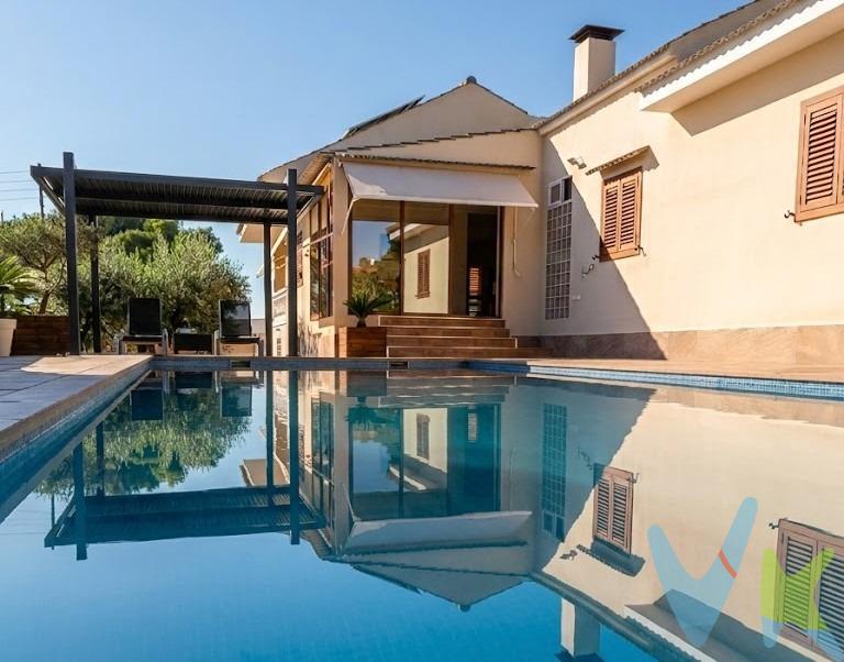 La oportunidad más exclusiva en el mercado con menos stock de la provincia de Valencia. Un chalet independiente que combina seguridad familiar, diseño sofisticado y un entorno de club privado. Estilo de Vida "Resort". Ocio a pie de calle: A un minuto de pistas de tenis de tierra batida y restaurante privado dentro de la urbanización. Próximo al prestigioso campo de golf La Galiana. Entorno: Urbanización de altísima demanda, segura, con piscina comunitaria y rodeada de naturaleza. Distribución por Niveles. Planta Principal (Día y Descanso): Salón noble con chimenea de piedra y suelos de mármol. Cocina de alta gama con isla de granito. Conexión directa a la terraza, zona de barbacoa y piscina de diseño con tarima tecnológica. Cuenta con 5 habitaciones (una de ellas vestidor) y 2 baños completos. Planta Alta (Buhardilla): Espacio polivalente con un enorme dormitorio de invitados, salón íntimo y un amplio despacho independiente para teletrabajar con total privacidad. Planta Baja (Semisótano): Garaje cerrado de gran capacidad (más porche cubierto para otros 2 vehículos grandes), gimnasio privado, baño completo y gran zona de almacenamiento/máquinas. Calidades y Exteriores. Fachada señorial de piedra natural con portal automatizado. Jardín consolidado con césped, palmeras y pozo decorativo. Climatización integral, chimenea y persianas de seguridad. Oportunidad de Mercado: Dada la escasísima oferta en San Blas, esta propiedad es una pieza única. Contacte hoy mismo para coordinar su visita privada. VENTA:. PVP 549.999€. Gastos e impuestos no incluidos en el precio. La compra conlleva impuestos y gastos de formalización para el comprador. A título orientativo se informa que en segundas transmisiones el ITP con carácter general en Valencia es del 9%, pudiendo existir otros tipos impositivos atendiendo a las circunstancias personales del comprador u otras circunstancias previstas legalmente. Base imponible del impuesto el mayor valor entre el precio de compraventa, la tasación o el valor de referencia catastral. En cuanto a los gastos de notaría y registro, en su caso, suelen oscilar aprox. entre 1,5% y 2,5% (aranceles variables según precio, n.º de copias y complejidad). El comprador elige notario. Si el comprador precisase de hipoteca: tasación, condiciones y costes bancarios serán según entidad elegida por el comprador, así como los gastos de gestoría, y cualesquiera otros gastos inherentes a la formalización de la compraventa que legalmente correspondan a la parte compradora, salvo pacto expreso en contrario con el vendedor. El consumidor tiene, conforme a la normativa vigente, a su disposición información y documentación adicional relativa al inmueble y condiciones de la compraventa, que podrá ser consultada en C/Joaquín Costa 4, bajo 46005 Valencia o urbe2@remax.es. Honorarios de mediación inmobiliaria a cargo del COMPRADOR: (3% del precio final de venta más IVA (21%), salvo otro pacto.); y de VENDEDOR (según acuerdo con el mismo). Se informa al consumidor que la agencia actúa como intermediaria inmobiliaria en la operación, estando cualquier eventual compraventa y sus condiciones sujeta a la aceptación expresa del propietario-vendedor y a la posterior formalización del correspondiente contrato.