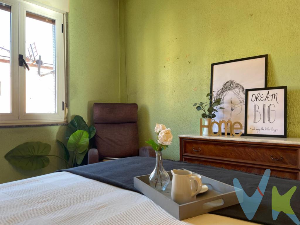  .En Sotrondio, dentro de San Martín del Rey Aurelio, encontramos este piso que encaja perfectamente tanto para invertir como para tener una segunda vivienda práctica y bien ubicada.

La vivienda cuenta con tres habitaciones y un baño, una distribución cómoda, funcional y fácil de adaptar a diferentes necesidades. Es un piso pensado para el día a día, sin complicaciones y con una base sólida para sacarle partido desde el primer momento.

Su ubicación es uno de sus puntos fuertes. Bien comunicado con las principales ciudades de Asturias como Oviedo o Gijón, permite moverse con facilidad sin renunciar a la tranquilidad. Además, en poco tiempo puedes estar tanto en la playa como en plena montaña, disfrutando de todo lo que ofrece el entorno.

Es una propiedad que tiene sentido: por precio, por ubicación y por posibilidades. Ya sea como inversión o como ese lugar al que siempre apetece volver, cumple con lo que se espera de una buena compra.

En el precio no están incluidos los gastos notariales, registrales, gestoría e impuesto de transmisiones

Certificado energético: en trámite