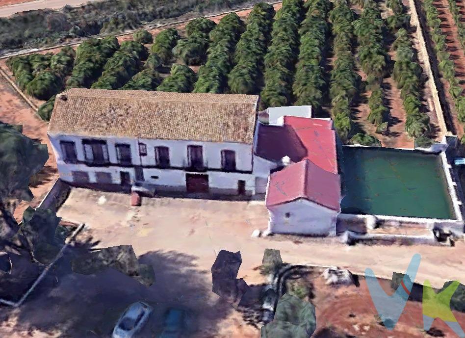 Casa de campo con naranjos en venta situada en Benifaió Partida Fondo, se trata de la vivienda de 97 m2 en la planta baja izquierda de edificio en régimen de propiedad horizontal, junto a la vivienda se incluye un almacén de 40 m2, 1/3 de la balsa de riego y 1/3 de era situada frente a la construcción, todos estos elementos forman parte de la alquería situada en el huerto conocido como "Huerto El Palmito". Junto con el inmueble descrito anteriormente se vende una finca rústica de naranjos, con superficie 31578 metros cuadrados, equivalentes a 38 hanegadas, las variedades de los naranjos serían clemenules, clemenvilla, valencias y ortanique, y la finca tiene instalación de riego por goteo. No lo pienses más, solicita visitar la finca y descubrirás el inmueble que se adapta a tus necesidades.