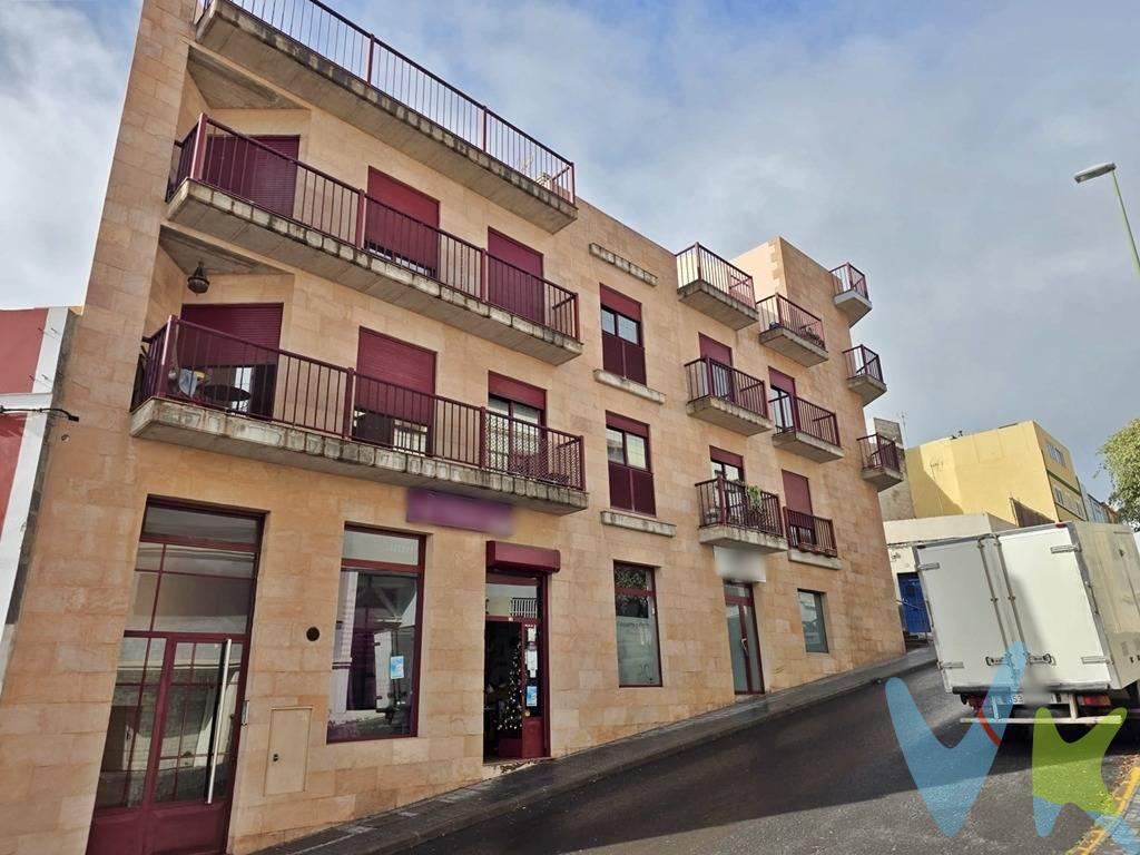 Ponemos a la venta este interesante local comercial de dos plantas situado en una de las zonas con mayor vida y crecimiento de Tamaraceite, Las Palmas de Gran Canaria. Una ubicación estratégica, rodeada de edificios residenciales y con todos los servicios a pocos pasos, lo que garantiza un entorno dinámico y con constante movimiento. El local cuenta con una superficie construida total de 137 m², distribuida de forma muy funcional:. - Planta calle de 49 m², a pie de calle, ideal para atención al público, con dos baños. - Sótano de 89 m², amplio y versátil, que dispone de un tercer baño, perfecto como zona de almacenaje, apoyo al negocio o para múltiples usos profesionales. La propiedad se encuentra en buen estado de conservación y actualmente alquilada, generando rentas, lo que la convierte en una opción especialmente atractiva para inversores que buscan un activo con rentabilidad inmediata, sin preocuparse por reformas ni periodos de carencia y esperas. Además, cumple con la normativa de la Reserva para Inversiones en Canarias (RIC), aportando un valor añadido para determinados perfiles inversores. Un local con múltiples posibilidades, bien ubicado, con buena distribución y un entorno consolidado que asegura estabilidad y proyección. Los gastos e impuestos derivados de la compraventa no están incluidos en el precio.