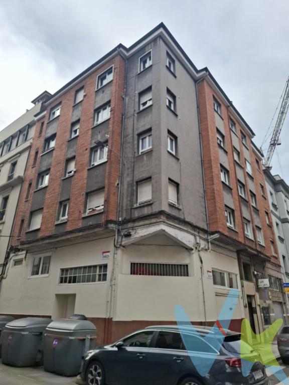 Oportunidad para adquirir acogedor piso en Gijón, sin ascensor pero con buena ubicación, en la zona del Llano más próxima al centro de la ciudad. Un entorno que combina tranquilidad y comodidad, con todos los servicios cercanos. Ideal para personas que buscan un hogar funcional, eficiente y bien comunicado.La propiedad cuenta con una superficie útil de 48 metros, con un diseño que optimiza cada espacio. La vivienda ofrece dos habitaciones, salón, cocina independiente y baño completo maximizando la funcionalidad del hogar. Las estancias, salvo el baño, son exteriores y crean un ambiente cálido y acogedor.La comunidad es tranquila y mayoritariamente residencial, asegurando tranquilidad y seguridad en todo momento. Uno de los grandes atractivos de esta propiedad es su excelente comunicación. Con paradas de autobús a pocos pasos, puede disfrutar de la comodidad de desplazarse por toda la ciudad de forma rápida y sencilla, sin la necesidad de depender exclusivamente del vehículo propio. Esto le ofrece la libertad de moverse sin complicaciones para disfrutar de toda la oferta cultural, gastronómica, deportiva y comercial que Gijón tiene para ofrecer. La zona está dotada de una amplia gama de servicios que incluyen centros de salud, farmacias, plazas, parques, centros educativos y mucho más. A 5 minutos a pie de la Plaza de Europa y el Mercado del Sur. Favorecen disfrutar de una vida diaria muy cómoda, con la satisfacción de todas las necesidades al alcance. También podrá disfrutar de agradables paseos por las calles del entorno y descubrir los encantos del comercio de proximidad y de la hostelería. Este piso es también una oportunidad excepcional para aquellos que deseen invertir en una propiedad con un gran potencial de revalorización en una zona muy solicitada de la ciudad. Ya sea como inversión o residencia principal, este inmueble es una apuesta segura para el futuro.No pierda la ocasión de conocerlo. Le invitamos a concertar una visita y ser testigo del encanto que emana este piso. Estamos seguros de que, una vez lo vea, apreciará su calidez y  la vitalidad del entorno.Para más información o para coordinar una visita, no dude en ponerse en contacto con nosotros. Estamos comprometidos en ofrecerle una experiencia de compra satisfactoria, asegurando que cada paso sea claro y transparente. No deje pasar esta magnífica oportunidad, su nuevo hogar le espera en Gijón.Según la Ley 10/2025, de 28 de diciembre, se informa que los gastos e impuestos que conlleva la adquisición no están incluidos en el precio indicado:El vendedor asume la plusvalía y el resto de gastos son del comprador.Segundas transmisiones, el comprador abona el Impuesto sobre Transmisiones Patrimoniales (ITP). Puede consultar toda la información en el siguiente enlace: https://sede.tributasenasturias.es/sites/sede/default/es_ES/Que-quieres-hacer/Transmisiones-Patrimoniales-y-AJD. La base imponible que se toma para el cálculo será el mayor valor entre precio de compraventa, tasación o valor de referencia catastral.El comprador escoge la notaría. Los gastos de Notaría están regulados en el Anexo I, del Real Decreto 1426/1989, de 17 de noviembre, por el que se aprueba el arancel Notarial y los gastos de Registro según el arancel oficial establecido en el Anexo I, del Real Decreto 1427/1989, de 17 de noviembre, los aranceles varían en función del precio, número de copias y complejidad. Los gastos de Gestoría por la tramitación administrativa de la compraventa, presentación, liquidación de impuestos y la inscripción en el Registro de la Propiedad, serán de la parte compradora, en caso de que decida encargar dichos trámites a un profesional, su importe varía en función del profesional o entidad designada para su realización. Si el comprador necesita préstamo hipotecario, la tasación, condiciones y costes bancarios según entidad elegida por el comprador; así como los gastos de gestoría y cualesquiera otros inherentes a la formalización de la compraventa serán de su cuenta, salvo pacto expreso en contrario con el vendedor..Honorarios de intermediación inmobiliaria a cargo del vendedor.Conforme a la normativa vigente, el consumidor tiene derecho a disponer de información, documentación y condiciones de la compraventa relativa al inmueble, en la sede física de Los Arcos 98, SL en Avenida de la Costa, nº 53  bajo en Gijón, o a través de nuestro correo electrónico, inmobiliaria@grupolosarcos.es. La agencia actúa exclusivamente como intermediaria en la operación, las condiciones de la compraventa están sujetas a la aceptación expresa del vendedor y a la posterior formalización del correspondiente contrato. El presente anuncio es meramente informativo y la información facilitada corresponde a la disponible en la fecha de publicación, pudiendo variar en función de circunstancias legales, contractuales o fiscales. 