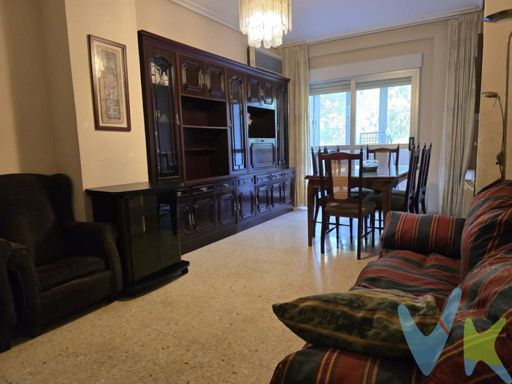 INMOBILIARIA SOLOZABAL les presenta su futuro hogar en el corazón de Logroño! Les presentamos este maravilloso piso en venta, situado en la codiciada zona de Lobete, que ofrece una perfecta combinación de comodidad y estilo de vida urbano. Este amplio y luminoso piso, ubicado en la segunda planta de un edificio clásico de 1975, es ideal para convertirse en el espacio ideal para su familia.El inmueble cuenta con 99.4 m² útiles bien distribuidos, asegurando un ambiente espacioso y cómodo. Un total de 118.8 m² construidos reflejan la solidez del edificio. Cuatro habitaciones amplias proporcionan el espacio necesario para el descanso y la privacidad de todos los miembros del hogar. Imaginen tener cada rincón del piso configurado a su gusto, con espacio de sobra para cada uno de sus seres queridos.El edificio está equipado con 2 ascensores, facilitando el acceso y brindando comodidad a la vida diaria. Uno de sus atractivos principales es la hermosa zona ajardinada que rodea el edificio, perfectas para conectar con la naturaleza sin alejarse de la ciudad. Estos espacios verdes proporcionan un entorno tranquilo y seguro, favoreciendo el bienestar y el esparcimiento al aire libre.En cuanto a su ubicación, el piso goza de una conexión excelente con el transporte público, al encontrarse cerca de varias paradas de autobús. Esta ventaja sirve para facilitarle el acceso al resto de la ciudad, ya sea para ir al trabajo, de compras o para explorar los encantos de Logroño. La cercanía a servicios esenciales, comercios y opciones de ocio asegura que tendrán todo lo que necesitan a pocos minutos de distancia.La relación calidad-precio de esta propiedad es inmejorable, por lo que resulta una opción verdaderamente atractiva para quienes buscan invertir en un lugar donde valor y confort se encuentran en equilibrio. Imaginen poder disfrutar de este hogar tan completo, ubicado en una zona estratégica y con tantas ventajas a su disposición.Este anuncio no es solo una oferta, es una invitación a descubrir el potencial de su próximo hogar. Les animamos a concertar una visita para experimentar de primera mano las particularidades que hacen de esta propiedad una elección excepcional. Permítannos mostrarles cómo este piso podría convertirse en el lugar que siempre soñaron sus familia. Una opción tan solida y atractiva no estará disponible por mucho tiempo, ¡aprovechen la oportunidad de visitar su futuro hogar en Logroño hoy mismo! 