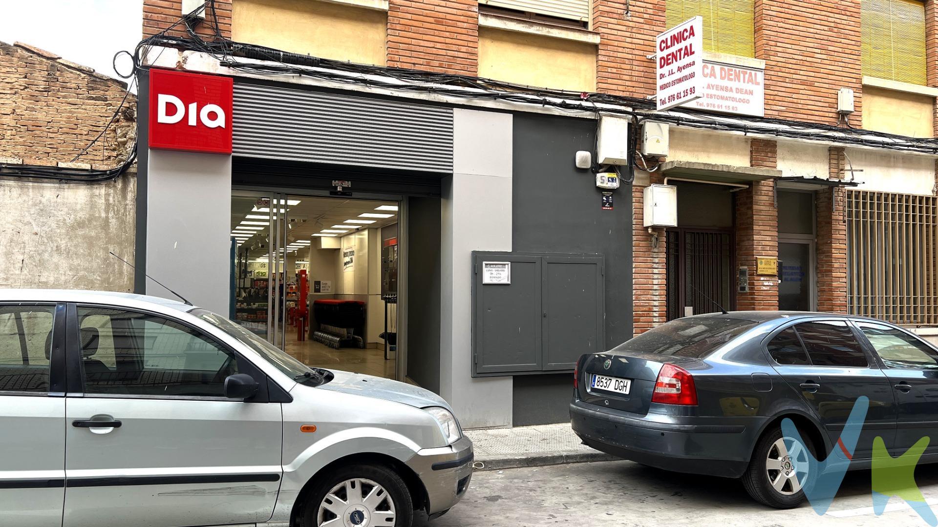 IDEAL INVERSIONISTA - LOCAL COMERCIAL y GARAJES en VENTA - ALAGÓN - Calle Don Artal de Aragón (Ref.: 00805). Inmuebles en Venta:. - LOCAL COMERCIAL:. Superficie útil: 214m², Planta calle. Actualmente arrendado (Supermercado DIA) con Actividad comercial en funcionamiento. - SEIS (6) LOCALES ALMACÉN/GARAJES: Superficies: Entre 16 y 21 m² útiles, Planta -1, Acceso por rampa privada. . Ubicación Estratégica de los inmuebles:. A 20 minutos de Zaragoza por la Autopista Vasco-Aragonesa (AP-68) y la autovía A-68 (26 km del centro de Zaragoza). Excelentes comunicaciones por carretera y ferrocarril a ciudades como Zaragoza, Tudela, Pamplona y Logroño. Rentabilidad:. Todos los inmuebles están arrendados. Rentabilidad aproximada del 6% anual. Estos inmuebles representan una excelente oportunidad de inversión debido a su ubicación estratégica, la diversidad de usos (comercial y almacenamiento/garaje), y la estabilidad del arrendamiento actual del local comercial. La proximidad a Zaragoza, la cercanía al núcleo industrial de Figueruelas, y las buenas conexiones de transporte aumentan su atractivo como inversión rentable. Envíanos un e-mail para más información. 