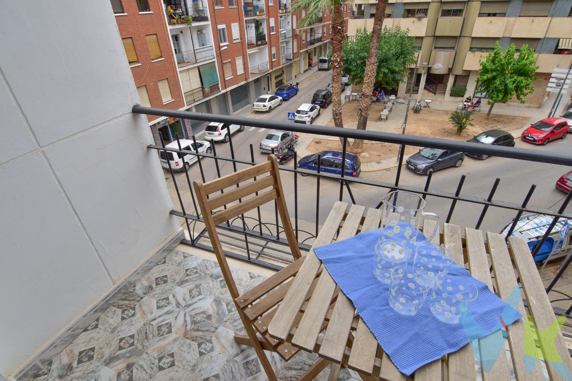 Luz, espacio y comodidad en cada rincón. Imagina despertarte cada mañana con la luz del sol filtrándose suavemente por las ventanas, iluminando cada estancia de tu nuevo hogar. Este piso en Paiporta no es solo una vivienda: es el espacio que estabas esperando para empezar una nueva etapa. Ubicado en un precioso chaflán, este piso destaca por su luminosidad natural durante todo el día. Su orientación privilegiada y las amplias ventanas que abrazan la vivienda le dan un ambiente cálido, acogedor y lleno de vida. Con 4 amplias habitaciones, es ideal para familias, parejas que necesitan espacio o incluso para quienes buscan combinar hogar y teletrabajo. Aquí cada uno tendrá su rincón especial, sin renunciar al confort ni al estilo. Además, cuenta con ascensor, lo que facilita el día a día, especialmente si tienes niños, personas mayores o simplemente valoras la comodidad. Situado en una zona excelente de Paiporta, estarás rodeado de todos los servicios: supermercados, colegios, zonas verdes, transporte público y todo lo que necesitas, a pocos pasos de casa. Este piso es más que metros cuadrados. Es luz, amplitud y calidad de vida. ¡Ven a verlo! Porque hay lugares que no se explican, se sienten. *Nota: Agencia Registrada con el Nº 1018 en el Registro Obligatorio de Agentes Inmobiliarios de la Comunitat Valenciana. Puede consultar en la web de la GVA. La oferta está sujeta a cambios de precio o retirada del mercado sin previo aviso. En el precio de venta no están incluidos el impuesto del ITP, gastos de Notaría, los honorarios de agencia y los gastos de financiación, si la hubiese. Este anuncio no es vinculante, puede contener errores, se muestra a titulo informativo y no contractual*. *Por mandato expreso del propietario, comercializamos este inmueble en exclusiva, lo que le garantiza el acceso a toda la información, a un servicio de calidad, un trato fácil, sencillo y sin interferencias de terceros. Por este motivo, se ruega no molestar al propietario, a los ocupantes de la propiedad o a los vecinos. Muchas gracias por su comprensión. Si usted es agente inmobiliario y tiene un cliente para este inmueble, llámenos: estaremos encantados de colaborar. *. *Nuestro departamento financiero puede conseguir tu financiación. ¡ Consúltanos! *.