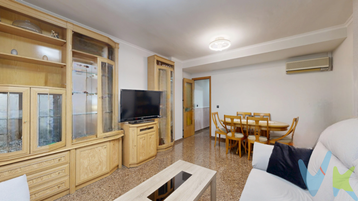 Piso con GARAJE, TRASTERO, TERRAZA, ascensor de 3 hab. y 3 baños   Te presentamos este agradable dúplex que destaca por su luminosidad y su distribución cómoda y funcional. La entrada de luz natural en la vivienda crea espacios cálidos y acogedores durante todo el día, aportando una sensación de bienestar en cada estancia.  La vivienda de 119m² se distribuye en dos plantas y cuenta con 3 habitaciones y 3 baños, ofreciendo amplitud y comodidad para la vida diaria. Además, desde la práctica galería se accede a una pequeña terraza interior, un espacio perfecto para disfrutar de un momento al aire libre sin salir de casa, tener a tu mascota, tender o espacio para que jueguen los niños.   Uno de los grandes valores de esta propiedad es la comodidad de su garaje en la misma finca, con acceso directo desde la calle, sin necesidad de bajar por rampas a sótanos, lo que facilita mucho el acceso.  La finca es relativamente joven y dispone de ascensor, lo que aporta confort y accesibilidad. Además, el trastero se encuentra en el mismo rellano de la vivienda y no en el sótano, un detalle muy práctico para el día a día.  Una vivienda luminosa, cómoda y bien ubicada dentro de una finca moderna de tan sólo 8 años, ideal para quienes buscan funcionalidad y calidad de vida.    Si tienes que vender antes tu vivienda, llámanos y te asesoramos cómo hacerlo para además tener los mínimos gastos posibles y todas las garantías.  Agencia Registrada con el nº00516 en el Registro Obligatorio de Agentes Inmobiliarios de la Comunidad Valenciana    Por mandato expreso del propietario, COMERCIALIZAMOS ESTE INMUEBLE EN EXCLUSIVA, lo que le garantiza el acceso a toda la información, a un servicio de calidad, un trato fácil, sencillo y sin interferencias de terceros. Por este motivo, se ruega NO MOLESTAR AL PROPIETARIO, a los ocupantes de la propiedad o a los vecinos. Muchas gracias por su comprensión.   La oferta está sujeta a cambios de precio o retirada del mercado sin previo aviso. Este anuncio en su conjunto, incluyendo textos, fotos, imágenes o cualquier otro contenido de este, no es vinculante dado que la información es ofrecida por terceros y puede contener errores. Se muestra a título informativo y no contractual.  El precio del inmueble no incluye los honorarios de la agencia que ascienden al 4%+IVA del precio final del inmueble, ni los gastos de notaría y registro de la propiedad (que están sujetos a aranceles y varían dependiendo del precio de escrituración), ni los impuestos (que en la Comunitat Valenciana varían dependiendo del precio del inmueble y de las características personales del comprador).  Esta propiedad se pone a la venta con toda la documentación comprobada y en regla, por lo que ofrecemos GARANTIAS a los compradores.