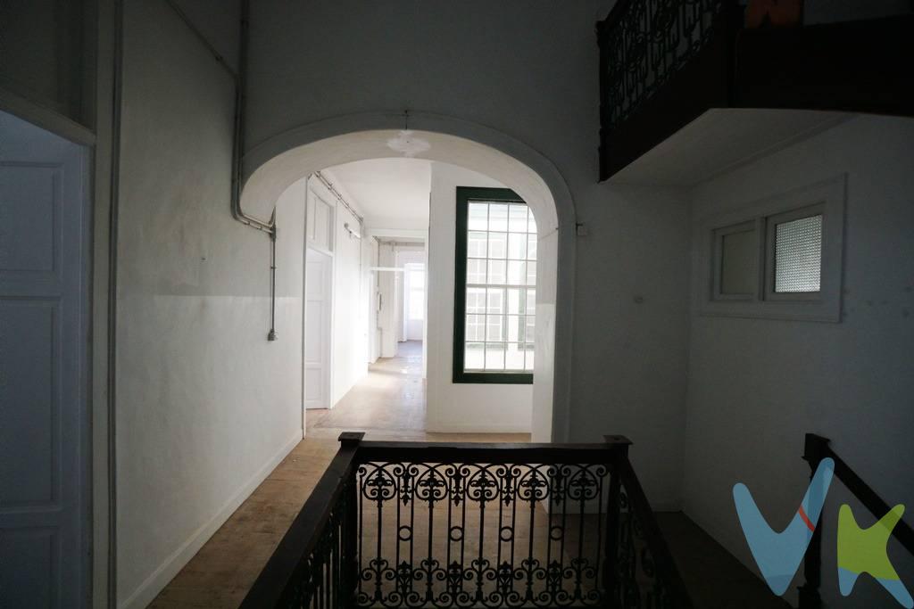 ¡Bienvenido a esta oportunidad única en Santa María de Guía, un enclave privilegiado en el corazón histórico de la ciudad! . Esta casa centenaria de estilo típico canario se encuentra a escasos metros de la iglesia y de la encantadora plaza, ofreciendo una experiencia auténtica y única. Con dos patios centrales, la propiedad destaca por su excelente estado de conservación en sus 711 metros cuadrados distribuidos en dos plantas, además de una amplia azotea que brinda vistas panorámicas de Guía y su majestuosa montaña. La casa, con sus 13 habitaciones y estancias, 4 baños y espacios versátiles para diferentes usos, es una joya arquitectónica que permite una variedad de posibilidades, desde convertirla en una residencia única hasta un exclusivo hotel boutique o sede para un organismo público. La propiedad disfruta de luz natural, prácticamente todo el día, creando un ambiente cálido y acogedor. Además, cuenta con estacionamiento para dos vehículos, lo cual es una comodidad adicional en el centro histórico. Aunque necesita una actualización, esto presenta una excelente oportunidad para personalizarla según tus necesidades y preferencias. La electricidad y la fontanería han sido renovadas recientemente, garantizando un funcionamiento eficiente y moderno. Todos los servicios necesarios se encuentran en las proximidades, lo que agrega comodidad a esta increíble propiedad. No pierdas la oportunidad de ser dueño de esta joya arquitectónica en el corazón de Santa María de Guía.  Los gastos e impuestos derivados de la compraventa no están incluidos en el precio, pero la inversión, en este tesoro arquitectónico merecerá la pena.  ¡Contáctanos para más información y descubre cómo hacer realidad tus sueños en esta propiedad única!