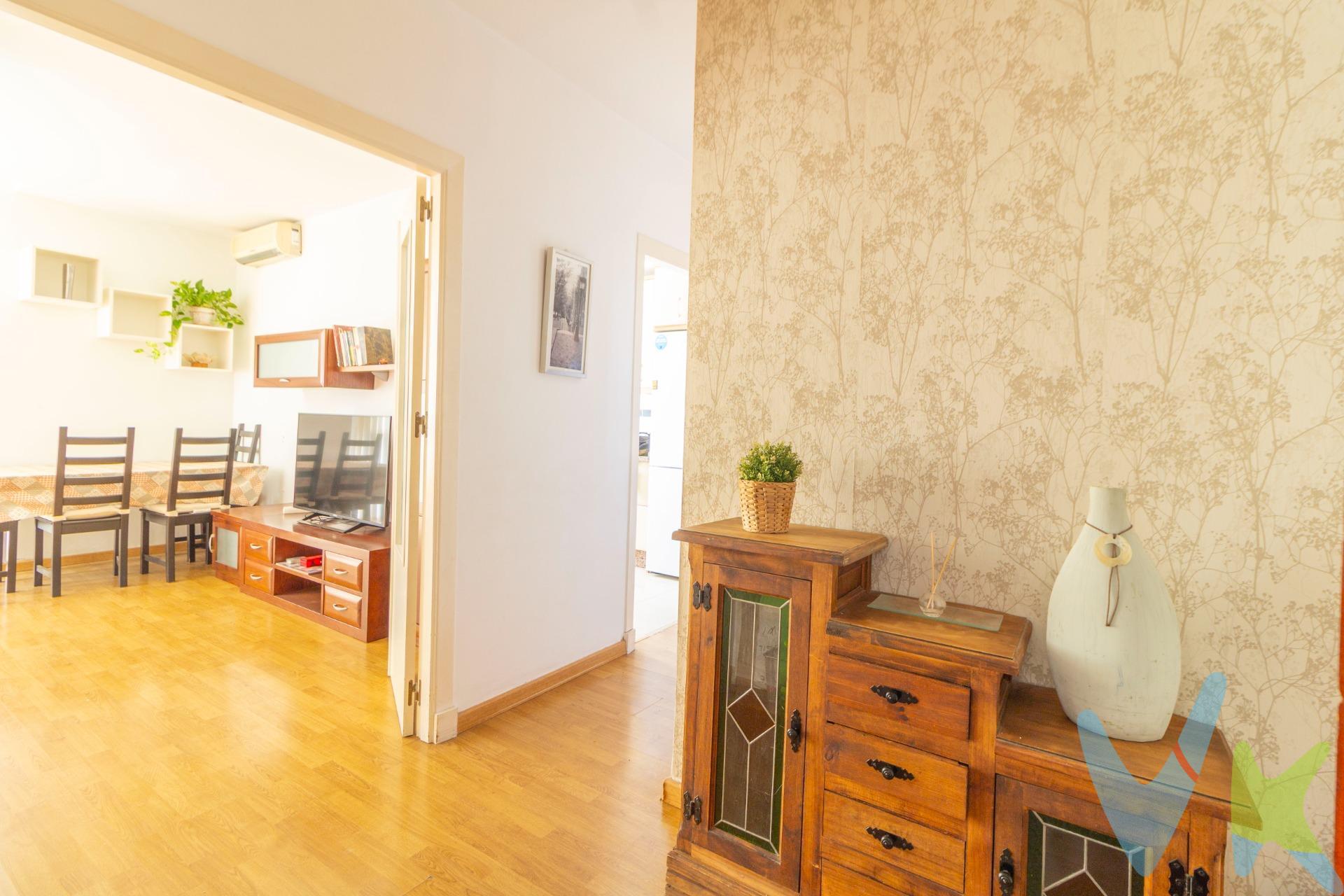 Vive con estilo en Alameda Solano, frente al parque ✨. Te presentamos esta luminosa y cuidada vivienda ubicada en una de las zonas más valoradas de Chiclana, Alameda Solano, justo frente a un parque, ideal para disfrutar de la tranquilidad, la naturaleza y una excelente ubicación. La vivienda dispone de tres dormitorios, uno de ellos más pequeño, actualmente habilitado como vestidor, pero también perfecto como despacho o habitación infantil. El dormitorio principal es amplio y acogedor, y los dos individuales cuentan con armarios empotrados, ofreciendo soluciones prácticas de almacenaje. El salón-comedor es muy amplio y luminoso, gracias a su gran ventanal que permite la entrada de luz natural durante todo el día y ofrece unas vistas agradables al entorno. Los suelos de tarima flotante de madera aportan elegancia, calidez y un toque contemporáneo a toda la vivienda. La propiedad cuenta con dos baños completos: uno con placa de ducha de estilo actual, y otro con bañera, ideal para relajarse al final del día. La cocina está completamente amueblada, funcional y lista para el día a día, con una distribución que facilita el movimiento y el aprovechamiento del espacio. Como valor añadido, la vivienda dispone de un balcones exteriores a la calle, perfectos para disfrutar del aire libre sin salir de casa. La casa se queda con muebles a ecepcion del televisor un cuadro y el vestidor. En definitiva, una vivienda con personalidad, muy bien cuidada y con una ubicación inmejorable, que combina confort, estilo y todas las comodidades para entrar a vivir. En la publicidad del interior del inmueble se puede apreciar, muebles, electrodomésticos, enseres personales, dicho contenido no va incluido en el precio de la vivienda. Por mandato expreso del propietario, comercializamos este inmueble en exclusiva, lo que le garantiza el acceso a toda la información, a un servicio de calidad, un trato fácil, sencillo y sin interferencias de terceros. Por este motivo, se ruega no molestar al propietario, a los ocupantes de la propiedad o a los vecinos. Muchas gracias por su comprensión. Informamos a nuestros clientes de que los gastos de Notaría, Gestoría, Impuestos y los honorarios de la agencia no están incluidos en el precio. A su vez, disponemos del Documento Informativo Abreviado de la Propiedad (Según Decreto 218/2005, del 11 de Octubre) y de Seguro de Caución, para la protección de la señal entregada para la Reserva de una vivienda. 