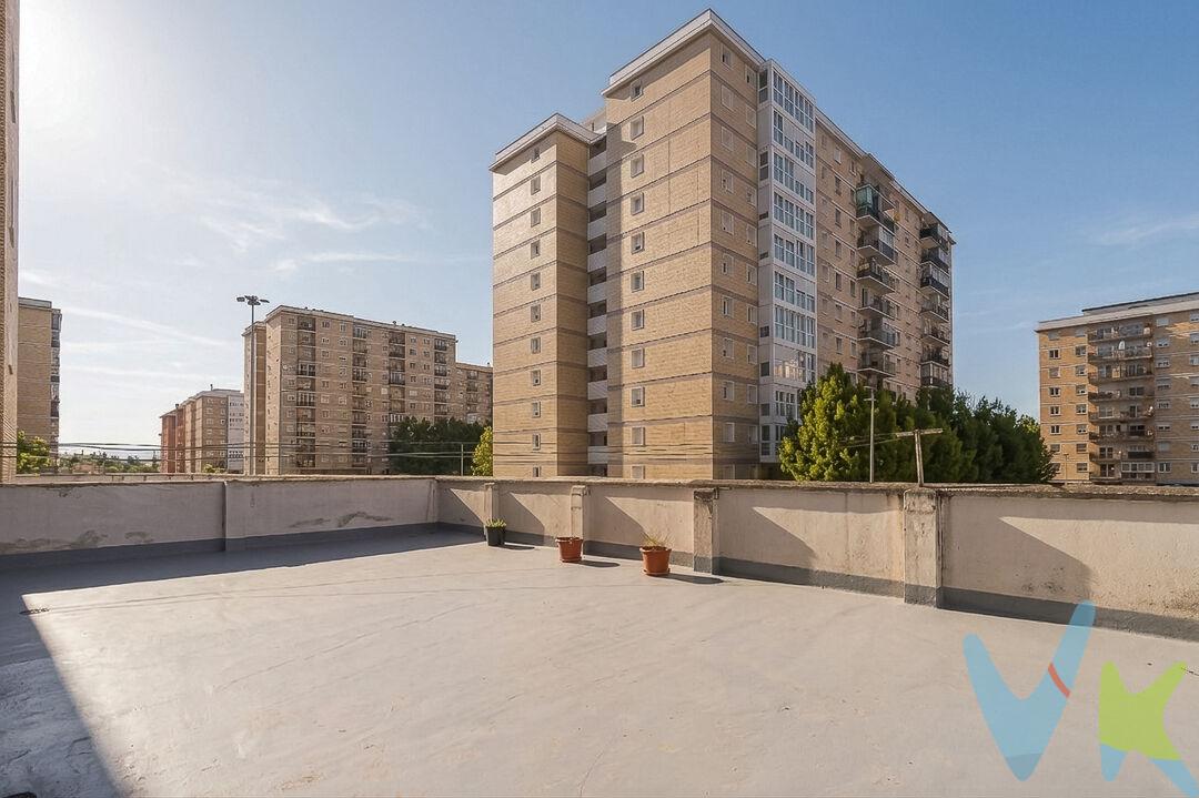 







Luminoso piso en venta en una de las zonas más tranquilas y demandadas de San Jorge. La vivienda cuenta con tres habitaciones y un baño, ideal tanto para familias como para quienes buscan amplitud y comodidad.
Destaca por su magnífica terraza, perfecta para disfrutar del aire libre, además de un balcón que aporta aún más espacio exterior. Gracias a su excelente orientación, el piso recibe abundante luz natural durante gran parte del día, creando un ambiente cálido y agradable.
El edificio dispone de puerta automática y ascensor, lo que aporta comodidad y accesibilidad. Además, se encuentra muy bien comunicado, con fácil acceso a comercios, colegios, transporte público y zonas verdes, lo que lo convierte en una opción ideal para vivir con tranquilidad sin renunciar a todos los servicios.
Una oportunidad perfecta para disfrutar de un hogar luminoso, con espacios exteriores y en una ubicación privilegiada de San Jorge.







No incluido en el precio: gastos (Notaría y Registro de la Propiedad) e impuestos (I.T.P., I.V.A. o A.J.D. en su caso).
Honorarios de la inmobiliaria por cuenta de la parte vendedora. 