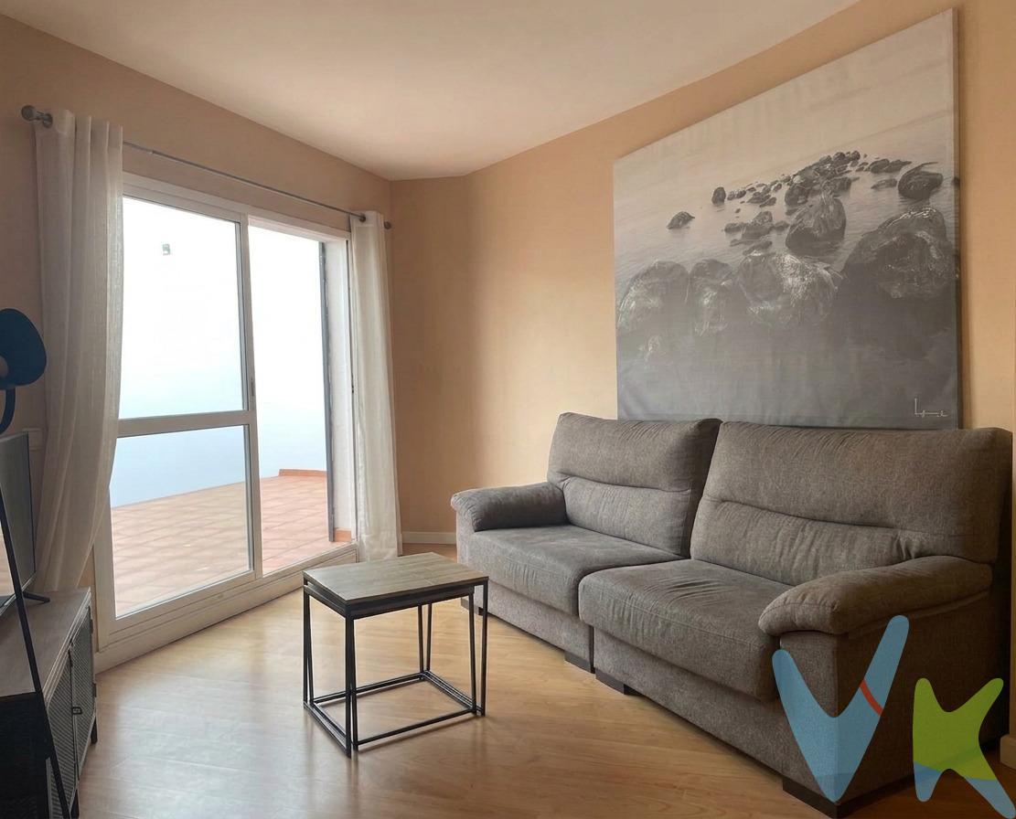 COMERCIALIZAMOS EN EXCLUSIVA. ¿Buscas vivir donde todo sucede pero sin renunciar al descanso? Este piso en plena Calle Virgen de los Milagros es la joya que estabas esperando. Al ser una vivienda interior, disfrutarás de la máxima tranquilidad y silencio, aun estando en la calle principal del casco histórico. Lo que te encantará: tres dormitorios ideales para la familia o teletrabajo, dos cuartos de baño completos con placa de ducha, suelos de tarima, paredes lisas, armarios empotrados, cocina amueblada y equipada, lavadero y terraza privada, elemento muy cotizado y del que otros pisos carecen para poder disfrutar del aire libre. Es una 1ª planta sin ascensor. Vivirás rodeado de historia, comercios y ambiente, pero con la calma que te mereces al cerrar la puerta de casa. En cumplimiento de las obligaciones de información previstas Disp. final 3ª de la Ley 10/2025, de 28 de diciembre, de servicios de atención a la clientela y transparencia, así como en la normativa sectorial vigente, y RD 218/2005 de Inf. de la Junta de Andalucía, el precio indicado no incluye los gastos e impuestos inherentes a la adquisición, los cuales se desglosan estimados o con posibilidad de calcularlos a continuación. • Impuestos: Para segundas transmisiones ITP (en Andalucía para segundas transmisiones el ITP actual con carácter general es del 7% pudiendo aplicarse tipos reducidos (6% o 3,5% en función de circunstancias personales del comprador u otras circunstancias previstas en la Ley). El impuesto se devengará sobre el superior de entre los siguientes valores: 1.- Precio declarado; 2.- Valor de referencia (según normativa aplicable); 3.- Valor de tasación del inmueble). Enlace oficial a la web de la junta de Andalucía: https://www.juntadeandalucia.es/organismos/economiahaciendayfondoseuropeos/areas/tributos-juego/tributos/paginas/impuestos-cedidos-transmisiones.html. • Gastos de compraventa: notaría, registro y, en su caso, gestoría (desde 2.000€ orientativo, según operación):. ◦ Gastos de Notaría: Los honorarios se calculan según arancel oficial (Anexo I del Real Decreto 1426/1989 de 17 de noviembre). Enlace oficial: https://www.boe.es/buscar/act.php?id=BOE-A-1989-28111. ◦ Gastos de Registro: Los honorarios se calculan según arancel oficial (Anexo I del Real Decreto 1427/1989). Enlace oficial: https://www.boe.es/buscar/act.php?id=BOE-A-1989-28112[amp;]p=20111117[amp;]tn=2. ◦ Gastos de Gestión en su caso (Gestoría): Los honorarios por la tramitación administrativa, liquidación de impuestos e inscripción registral ascienden de forma estimativa a [363 € aprox.] (IVA incluido), aunque depende de cada caso, y su dificultad. • Honorarios comprador (no incluidos): 3% + iva sobre el precio con un mínimo de 3.000€ + iva. Se informan y aceptan por escrito (hoja de encargo/servicios) antes de la visita y de cualquier gestión vinculada a la compra. • En caso de necesitar financiación para la operación, la obtención de la misma es ajena a la agencia inmobiliaria, y las condiciones y costes de la operación de financiación deberán ser solicitados a la entidad bancaria. • El consumidor tiene derecho, conforme a la normativa vigente, a disponer de información y documentación adicional relativa al inmueble y condiciones de la compraventa, accesible en la sede física de la agencia (Ctra. De Sanlúcar nº 8A, locales 2, 3 y 4, 11.500 El Puerto de Santa María, Cádiz). La agencia efectúa una labor de intermediación, y las condiciones finales de la compraventa quedan sujetas a la aceptación expresa de la parte vendedora y a la ulterior formalización del contrato. El presente anuncio tiene carácter meramente informativo; la información suministrada se corresponde con la disponible a la fecha de publicación, pudiendo variar en función de las circunstancias o actualizaciones legales, contractuales y fiscales.
